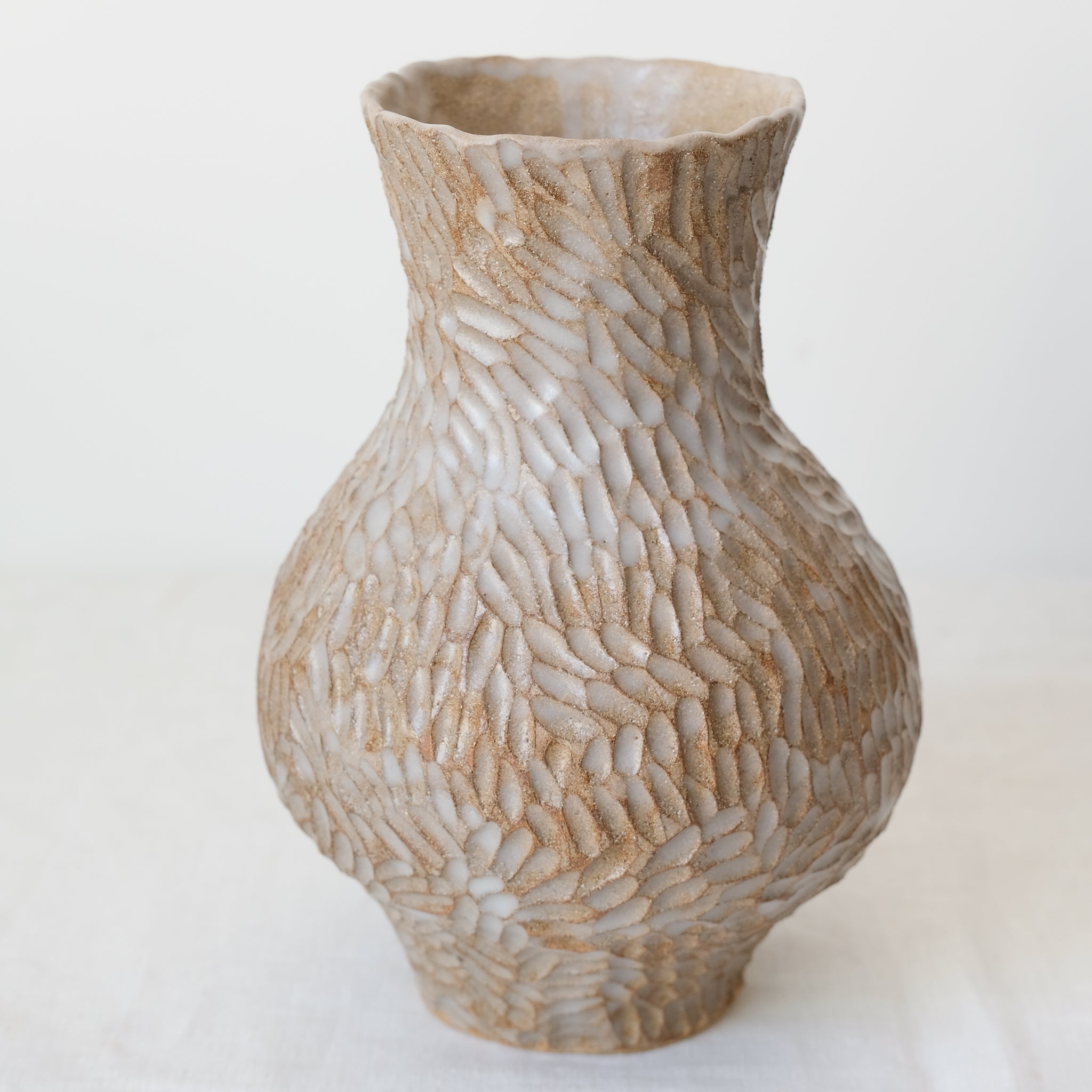 Vase en grès roux "l'attente' réalisé par Lucile Boudier chez Brutal Ceramics