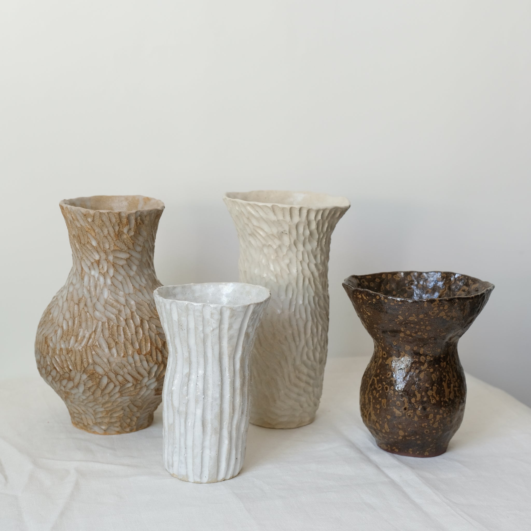Vase en grès blanc "Dansante" réalisé par Lucile Boudier chez Brutal