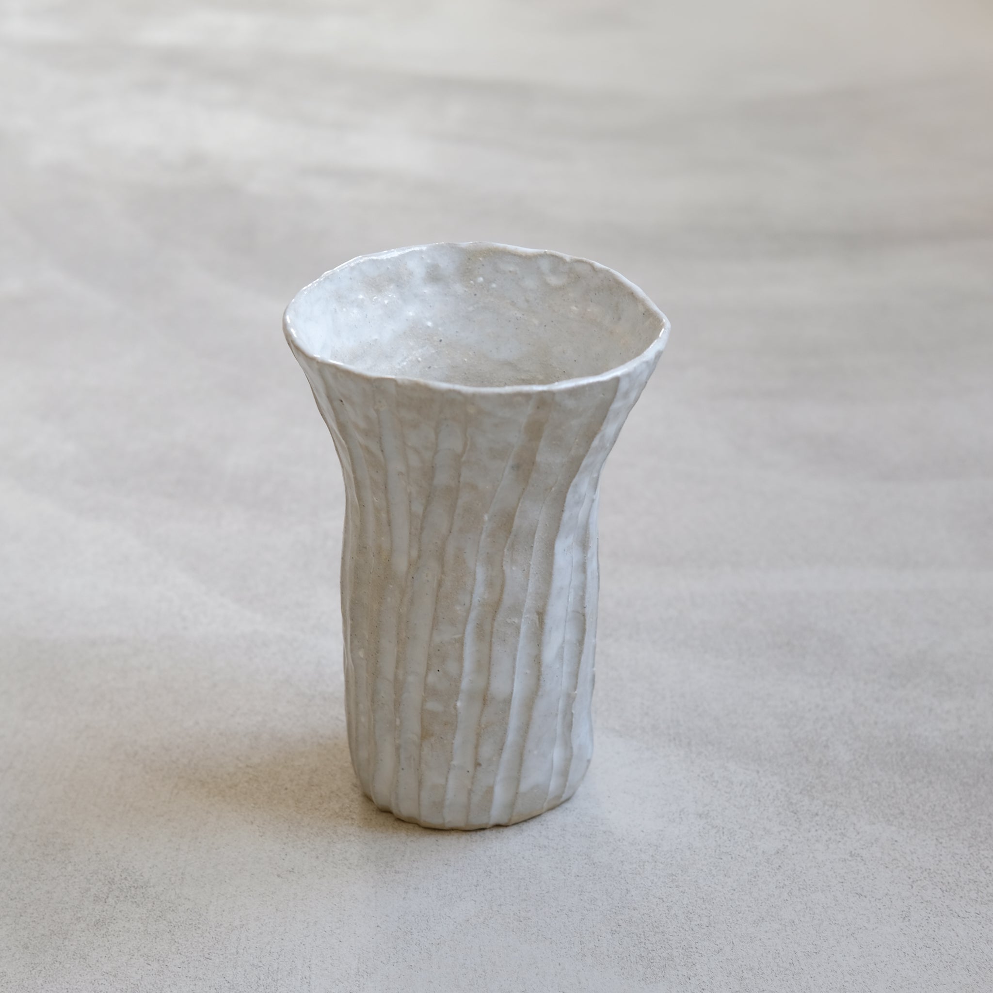 Vase en grès blanc "Ivoire" réalisé par Lucile Boudier chez Brutal