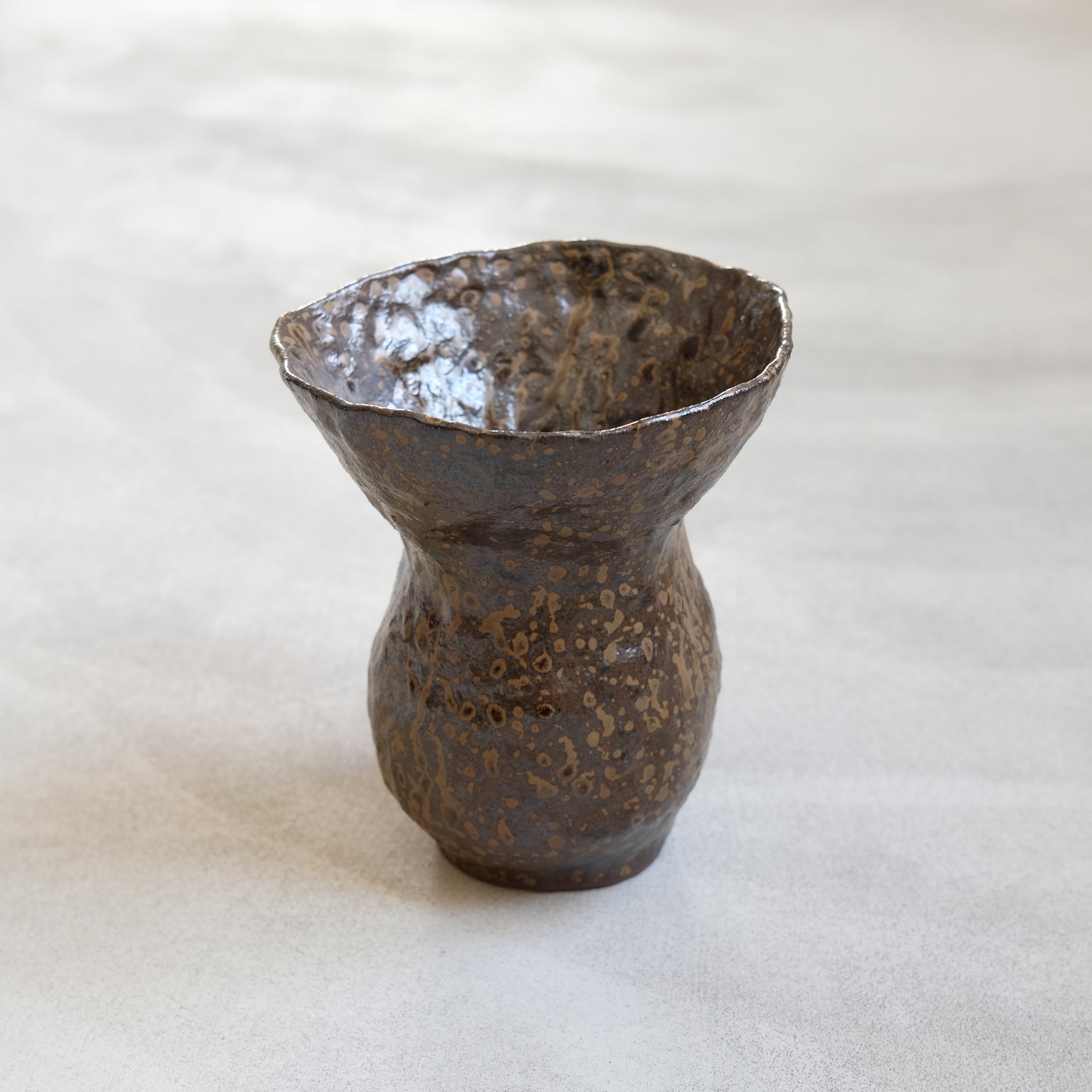 Vase en grès rouge "Volcanique" réalisé par Lucile Boudier chez Brutal