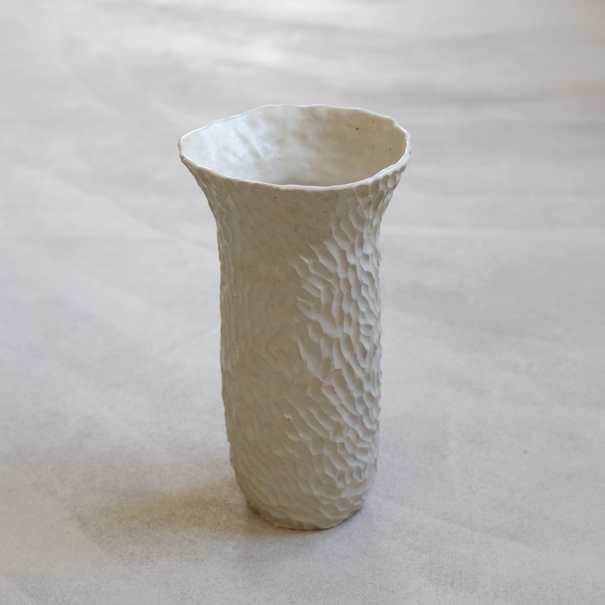 Vase en grès blanc "Dansante" réalisé par Lucile Boudier chez Brutal