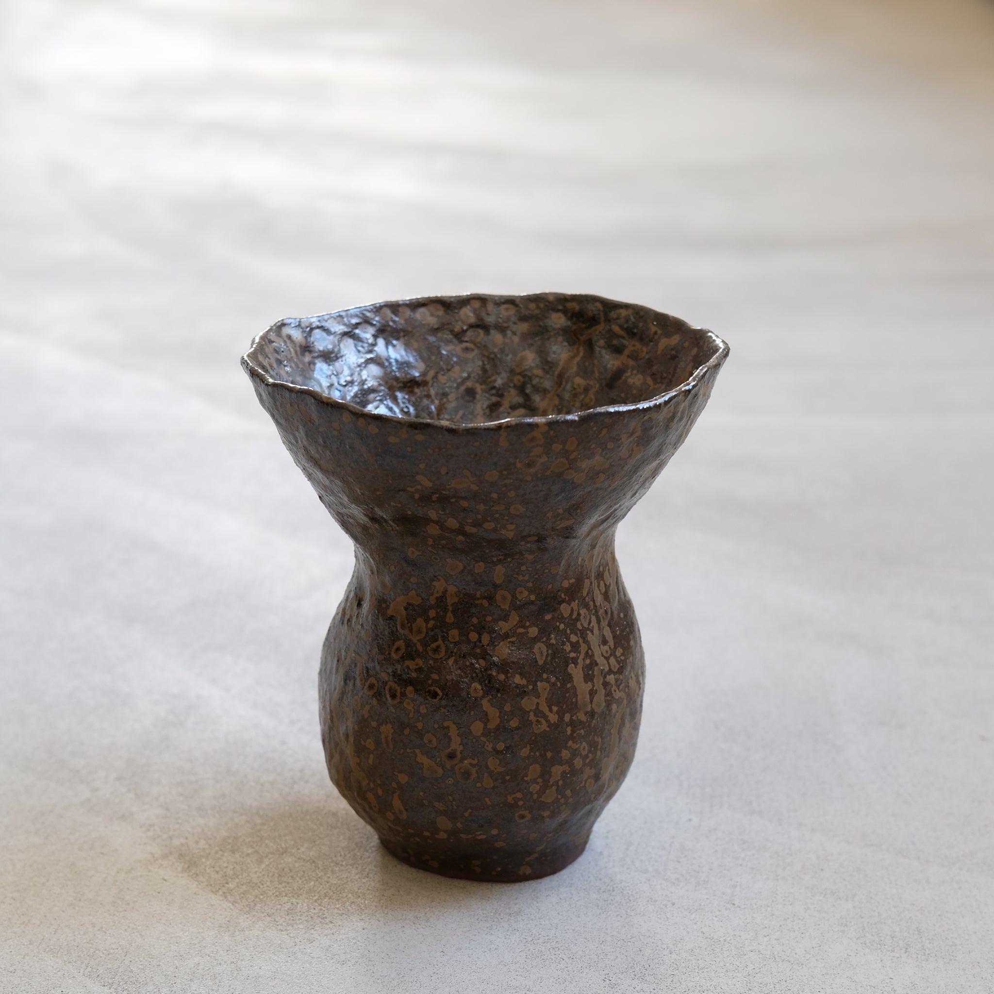 Vase en grès rouge "Volcanique" réalisé par Lucile Boudier chez Brutal