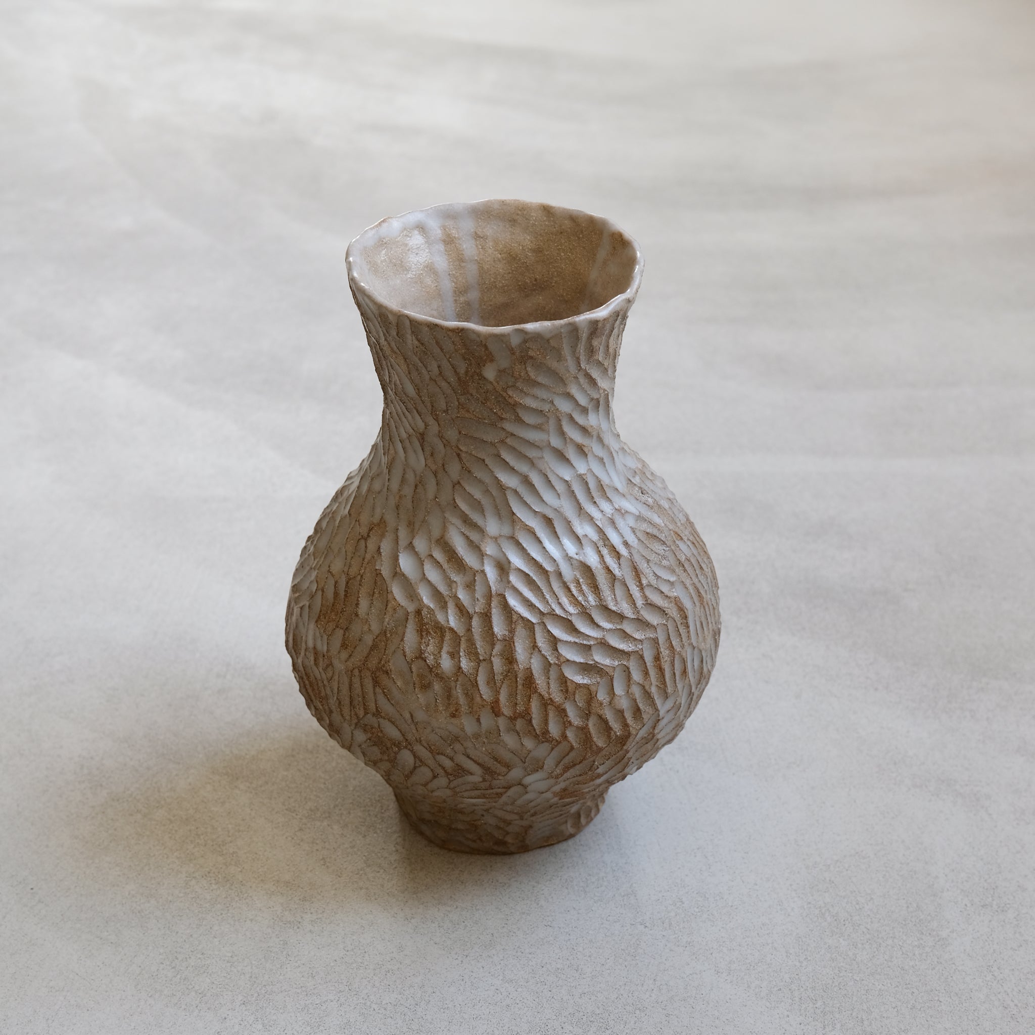 Vase en grès roux "l'attente' réalisé par Lucile Boudier chez Brutal Ceramics