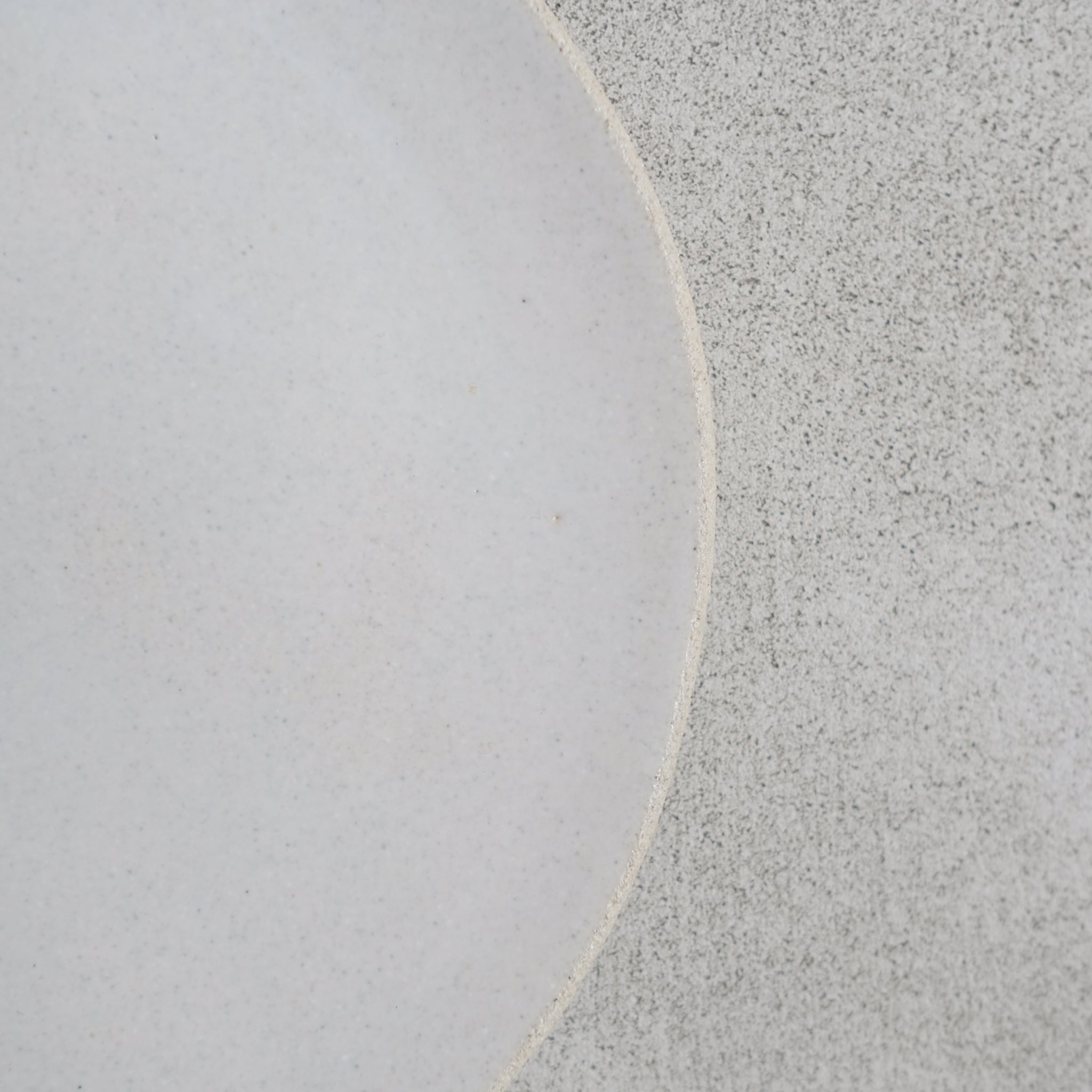 Assiette en grès blanc brillant par Marguicha chez Brutal Ceramics