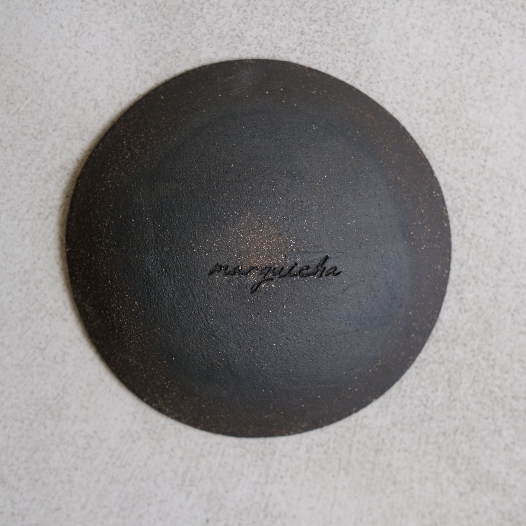Coupelle en grès noir chamotté par Marguicha chez Brutal Ceramics