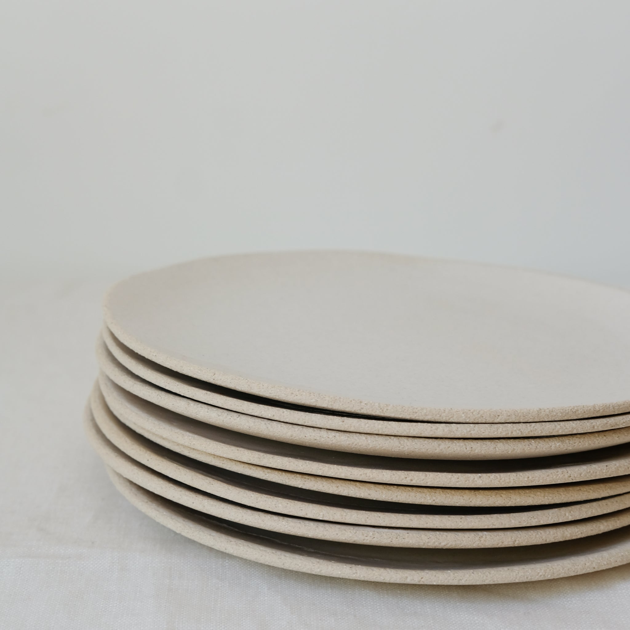 Assiette en grès blanc brillant par Marguicha chez Brutal Ceramics