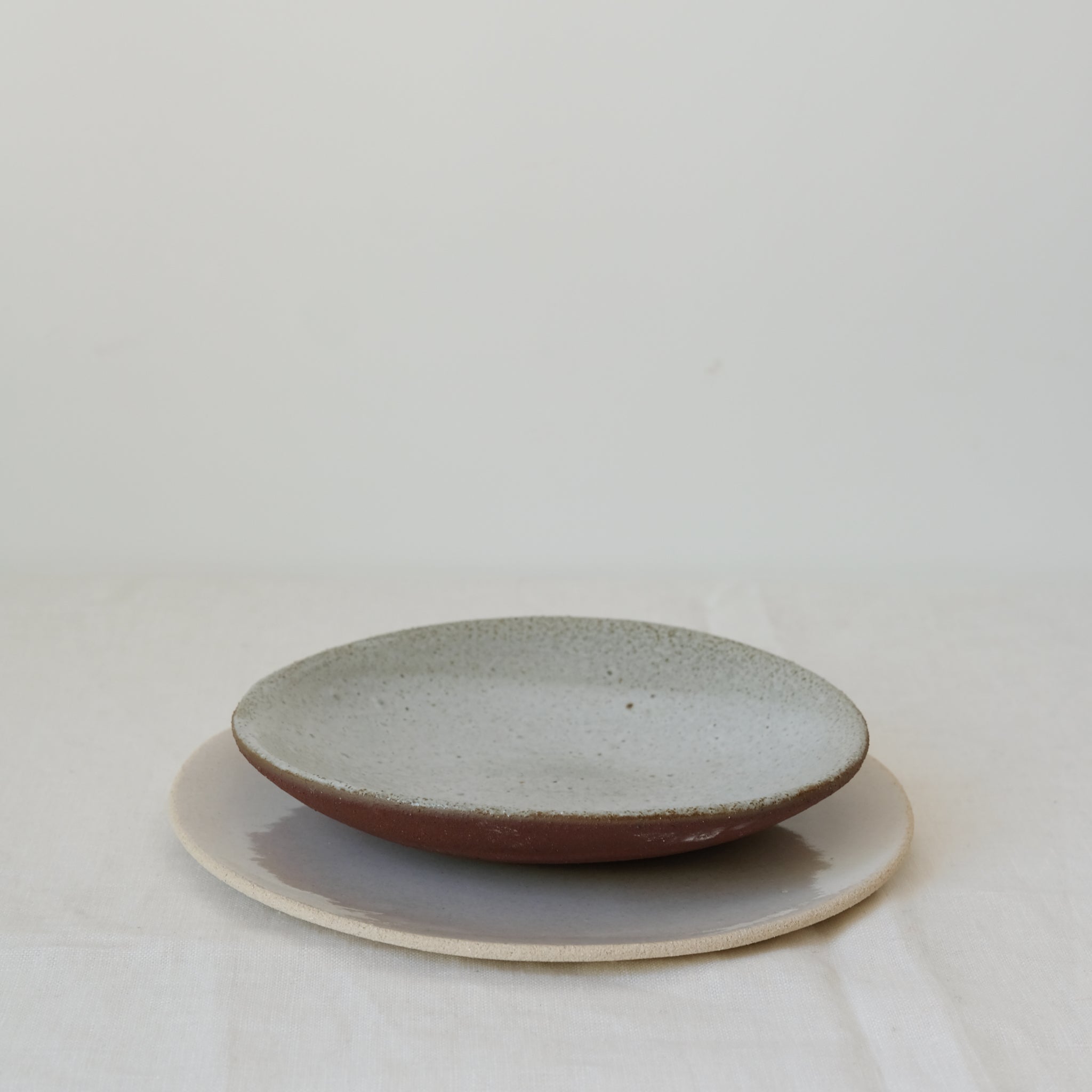 Assiette creuse en grès rouge par Marguicha chez Brutal Ceramics