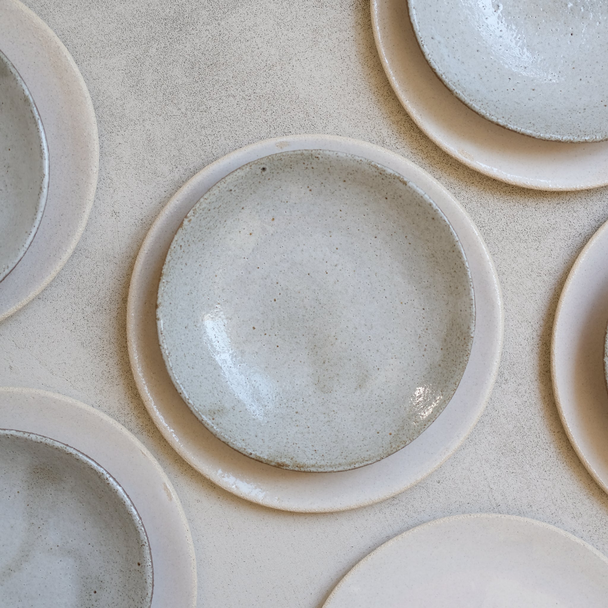 Assiette creuse en grès rouge par Marguicha chez Brutal Ceramics