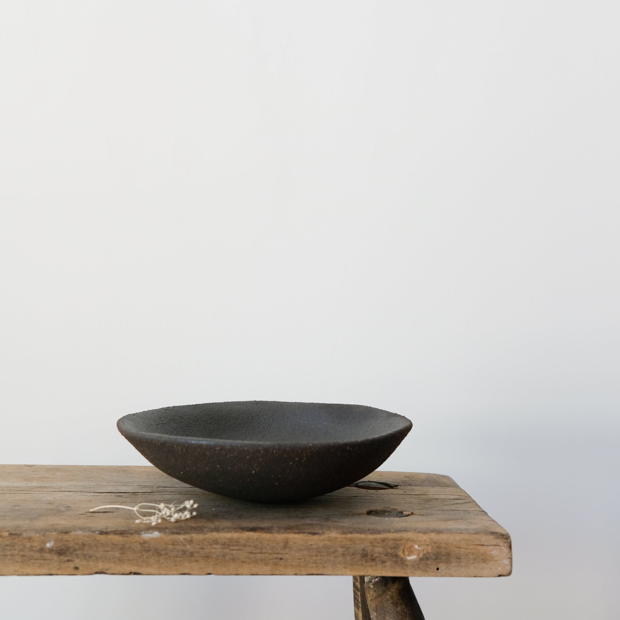 Coupelle en grès noir chamotté par Marguicha chez Brutal Ceramics