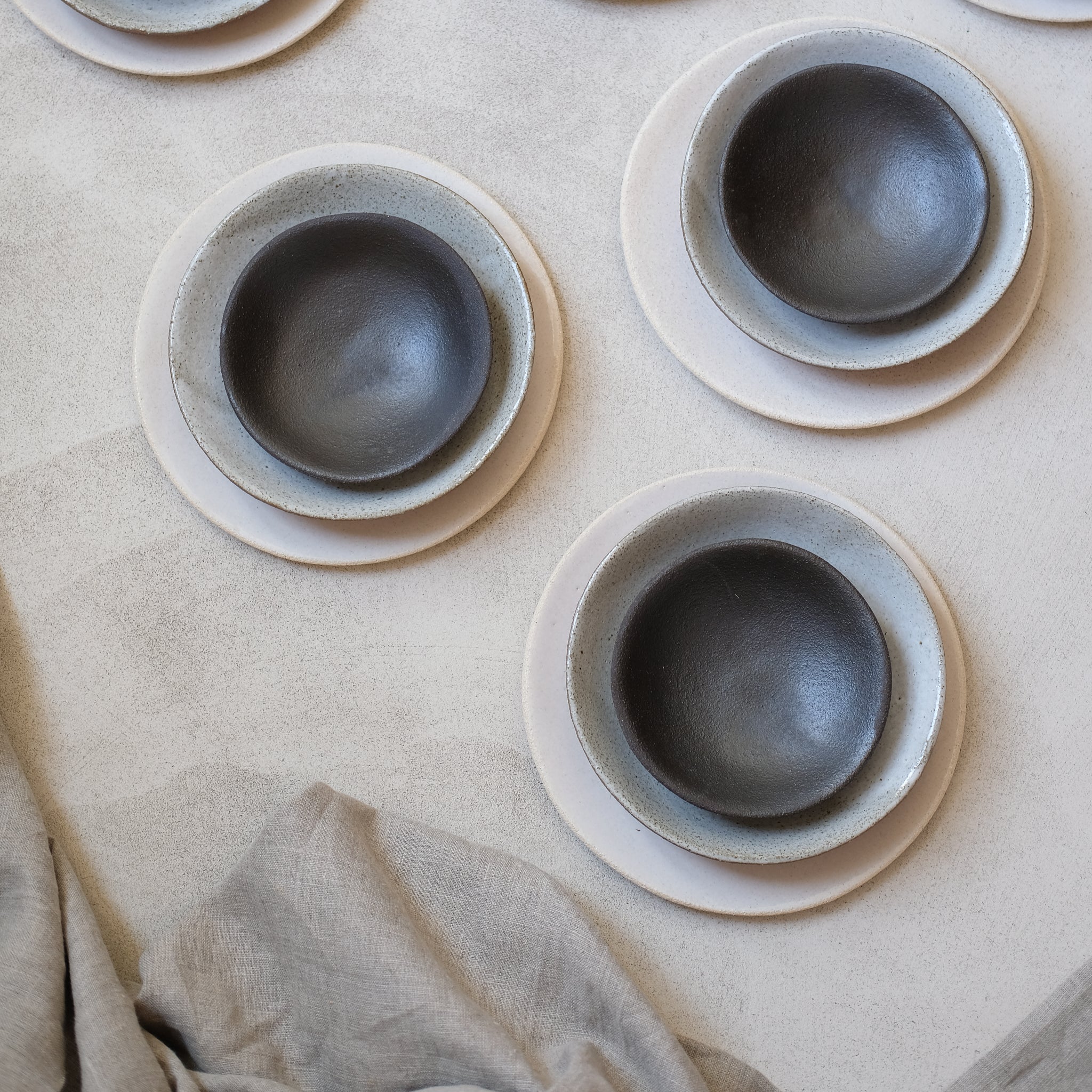 Assiette creuse en grès rouge par Marguicha chez Brutal Ceramics
