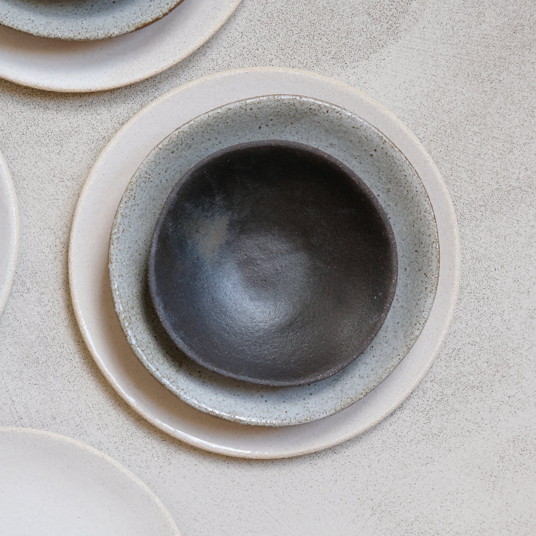 Assiette en grès blanc brillant par Marguicha chez Brutal Ceramics