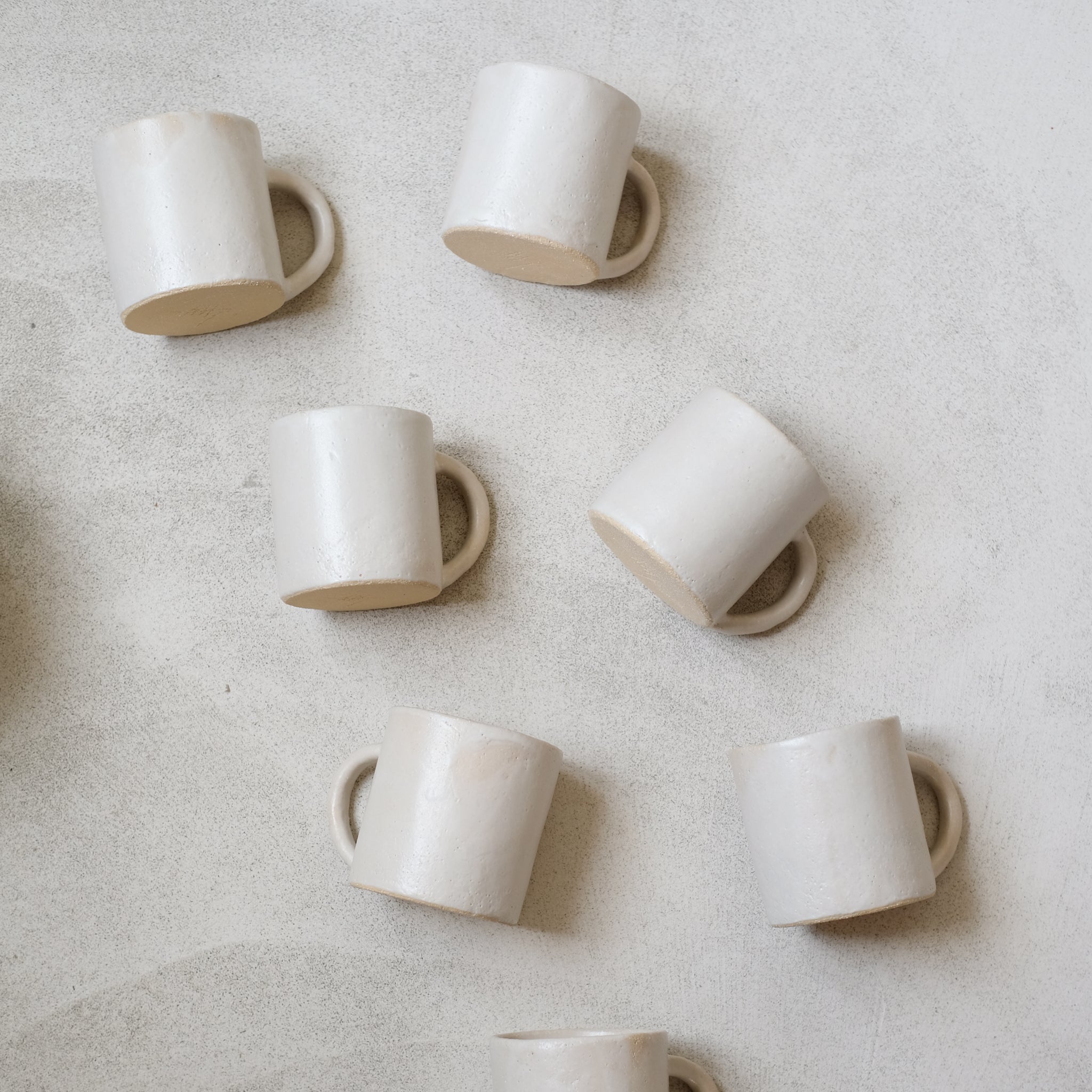 Tasse en grès blanc satiné de Mathilde Martin chez Brutal Ceramics