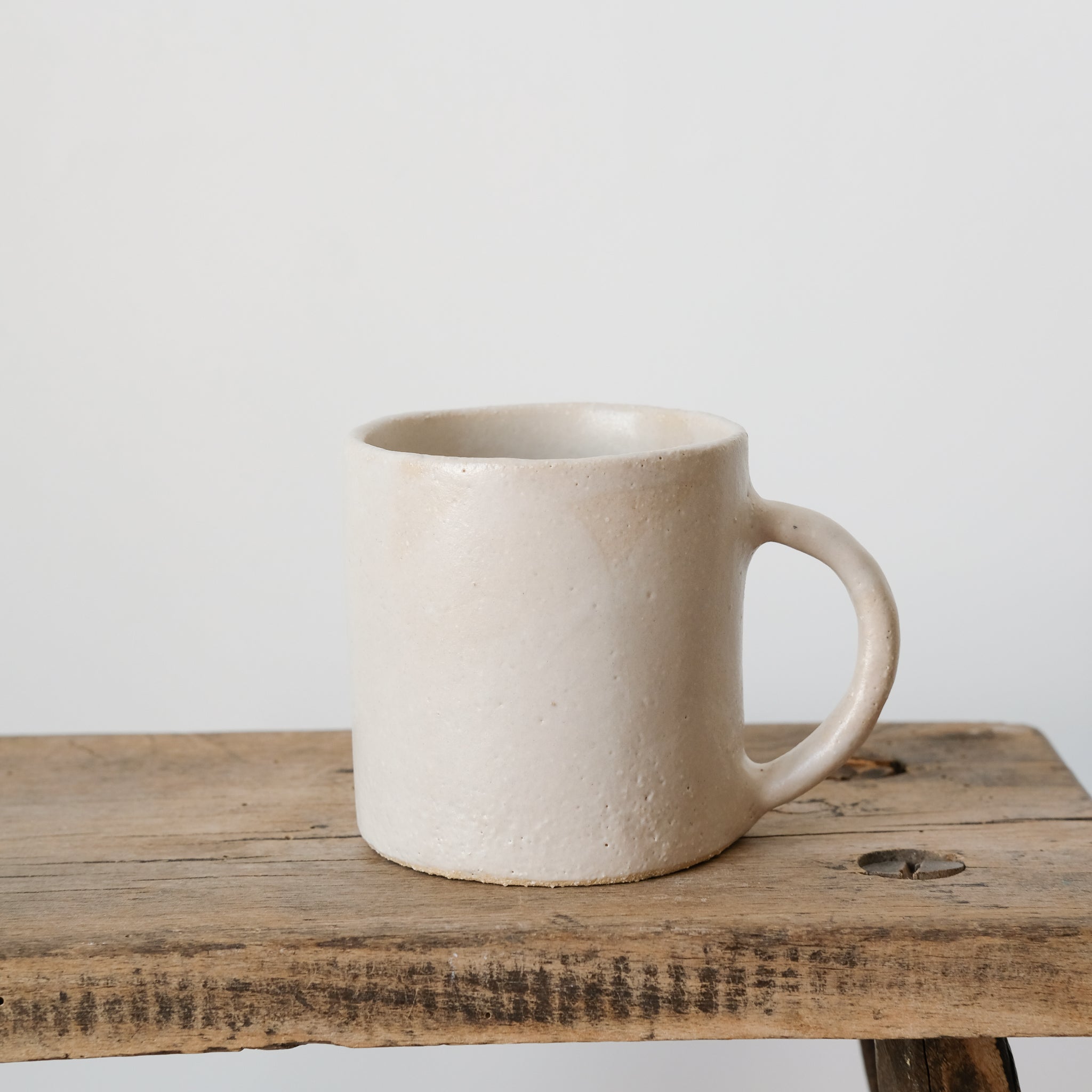 Tasse en grès blanc satiné de Mathilde Martin chez Brutal Ceramics