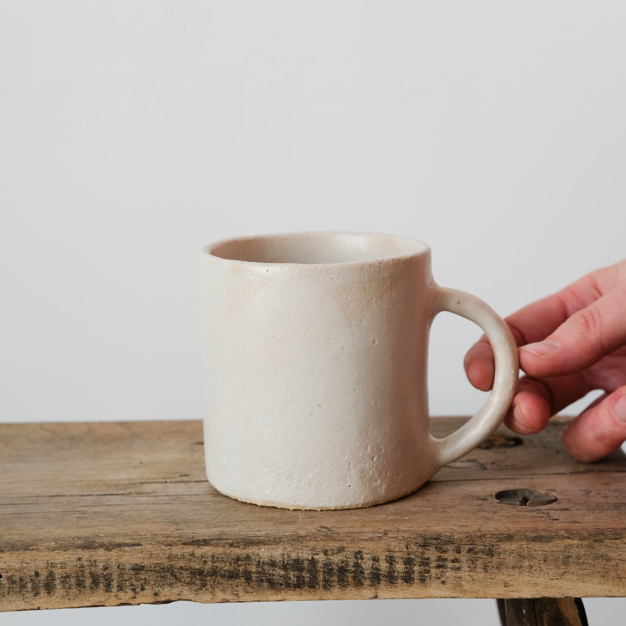 Tasse en grès blanc satiné de Mathilde Martin chez Brutal Ceramics