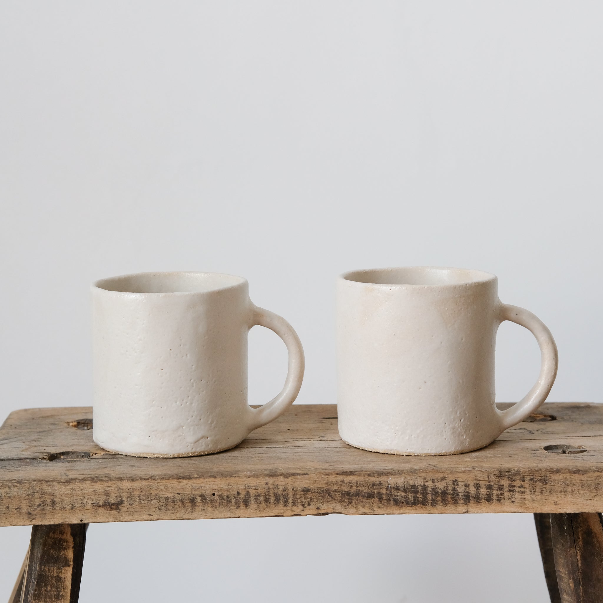Tasse en grès blanc satiné de Mathilde Martin chez Brutal Ceramics