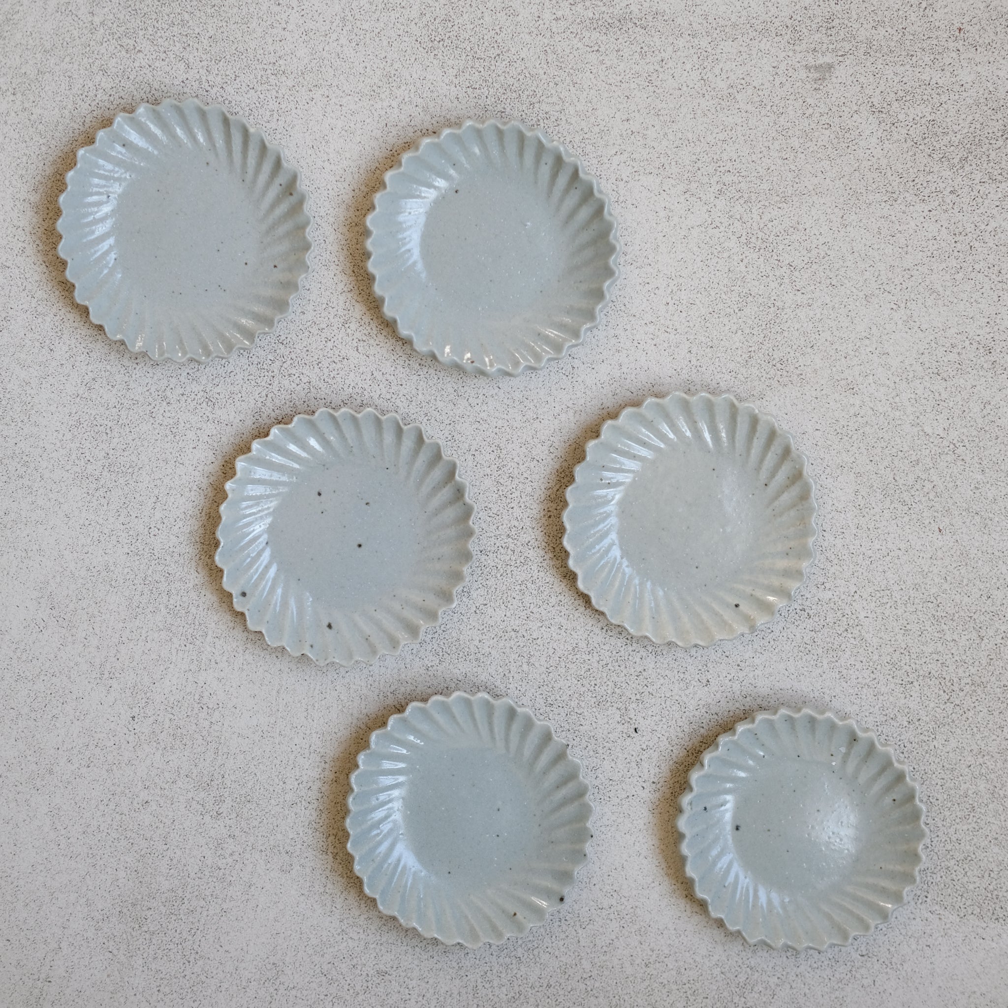 Petite assiette fleur bleue clair par Shin Ito chez Brutal Ceramics