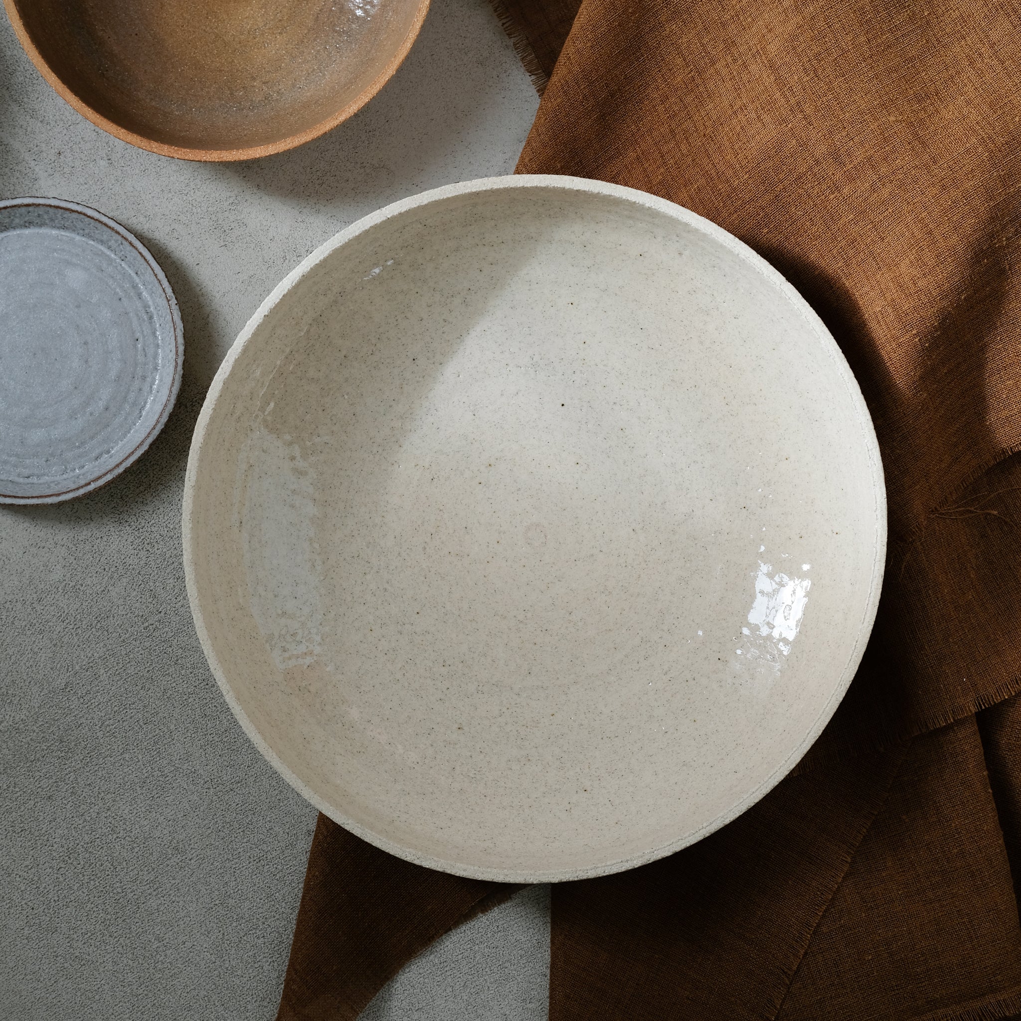 Plat de service en grès blanc chamotté par Studio Racines chez Brutal