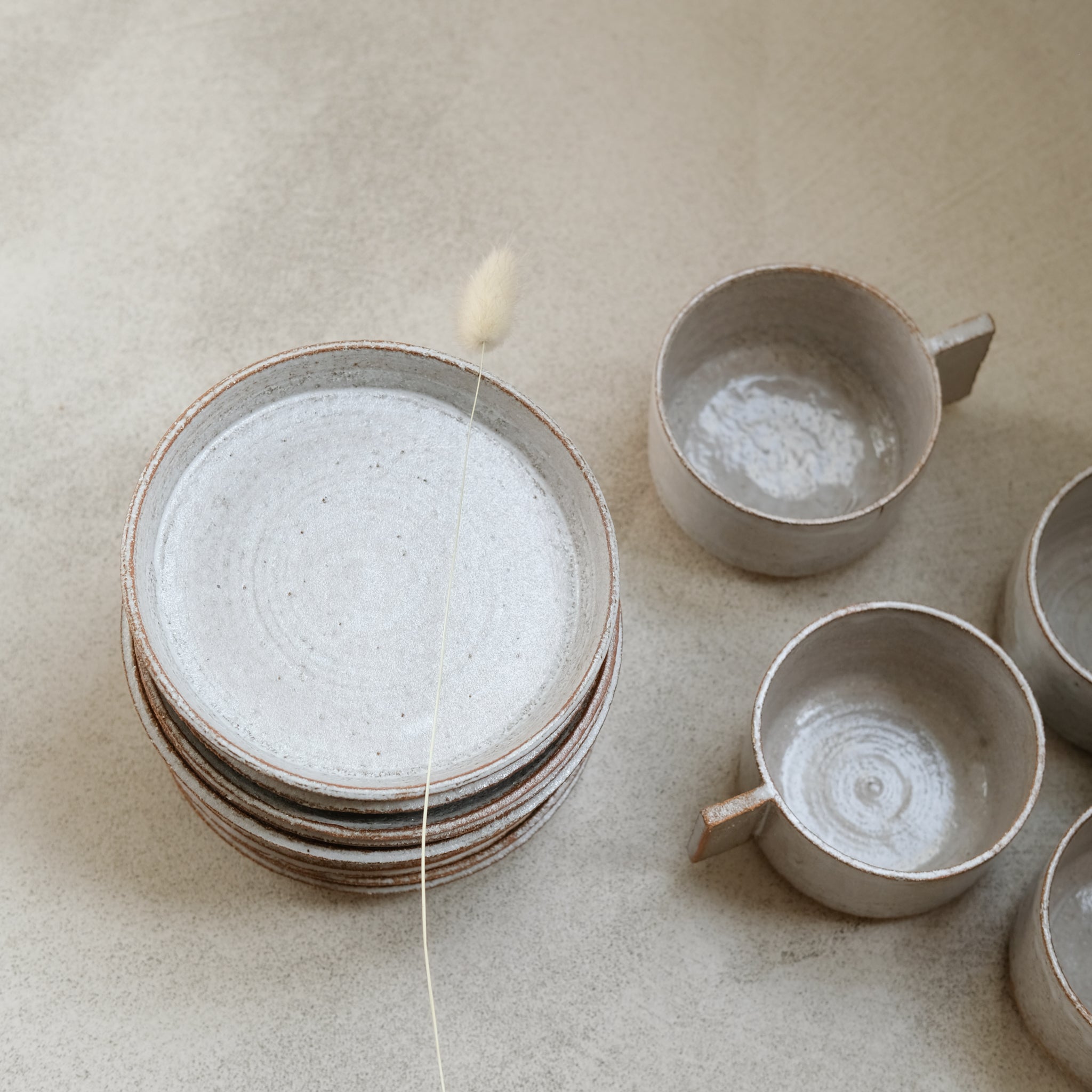 Assiette en grès roux chamotté par Studio Racines chez Brutal