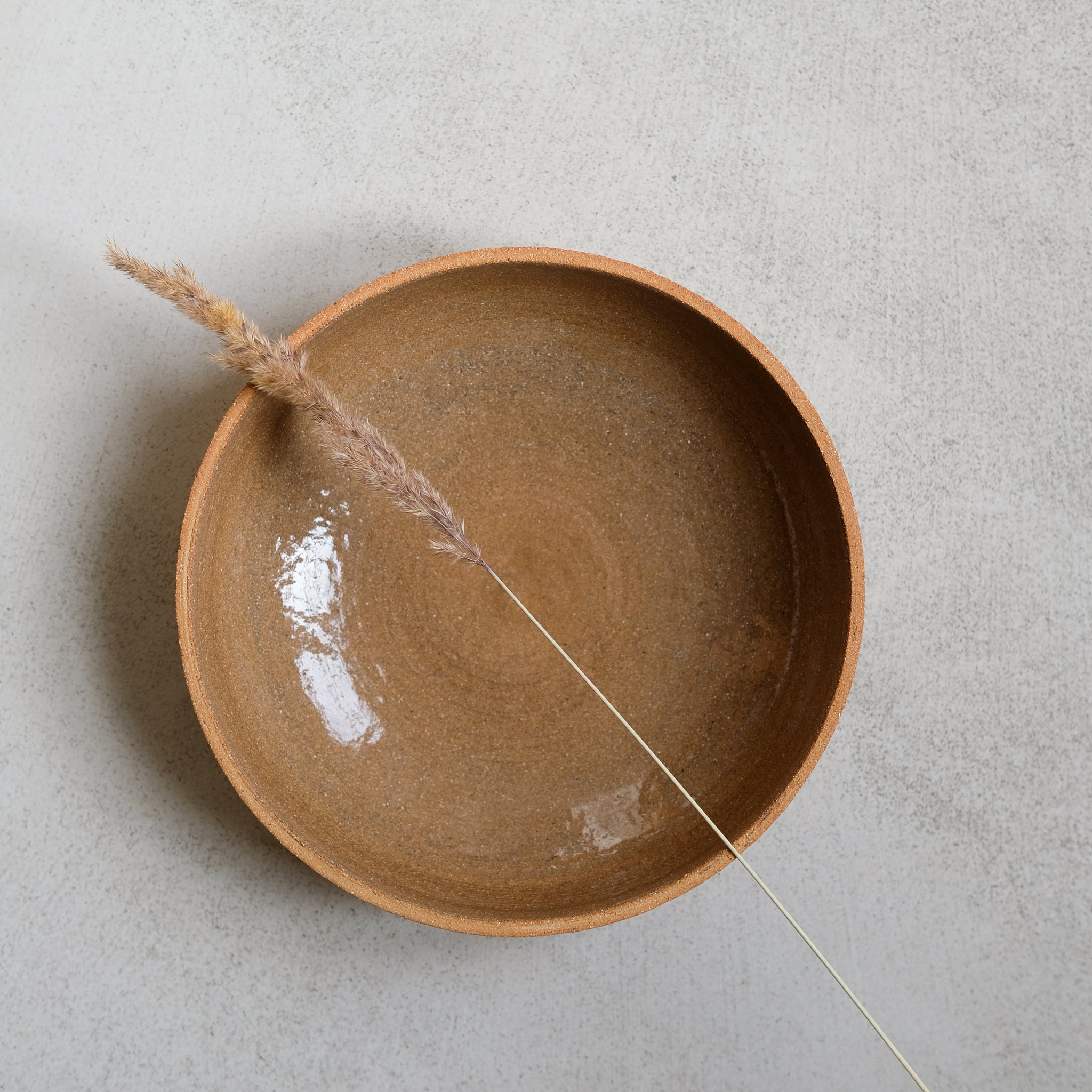 Assiette creuse en grès roux chamotté par Studio Racines chez Brutal