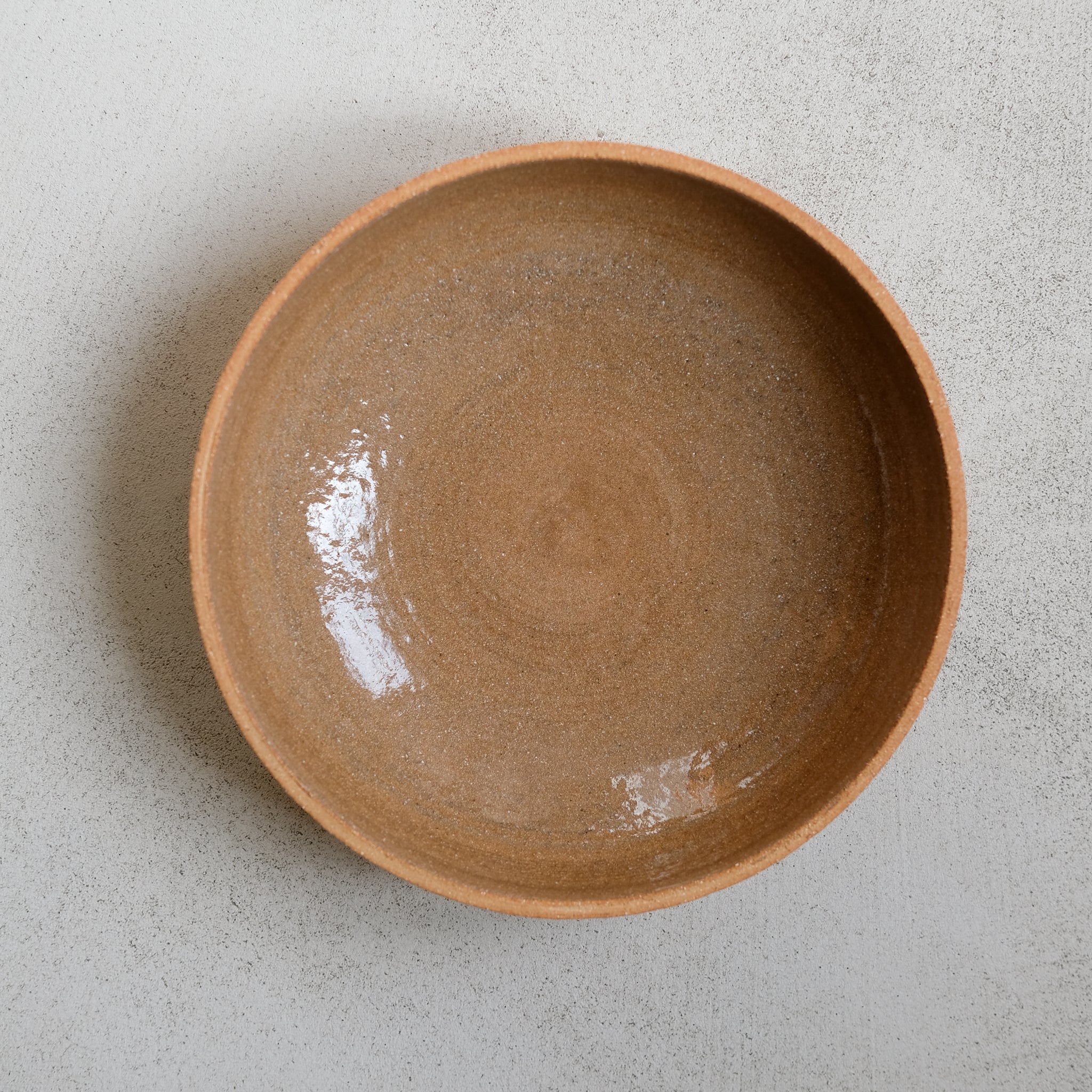 Assiette creuse en grès roux chamotté par Studio Racines chez Brutal