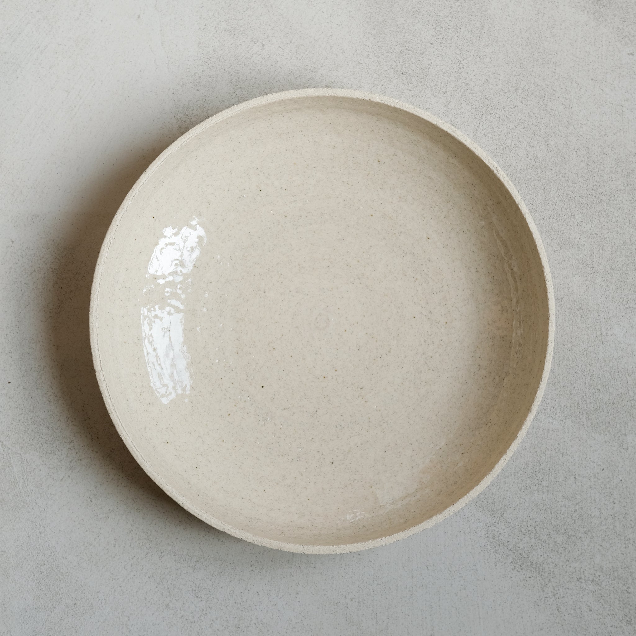 Plat de service en grès blanc chamotté par Studio Racines chez Brutal