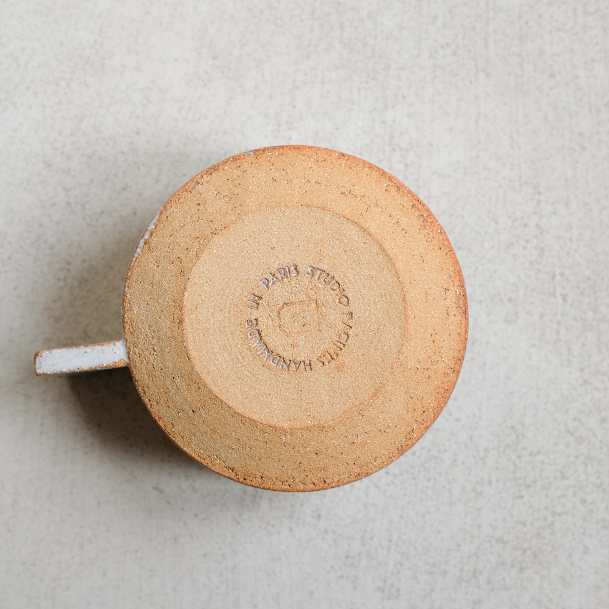 Tasse en grès roux chamotté par Studio Racines chez Brutal