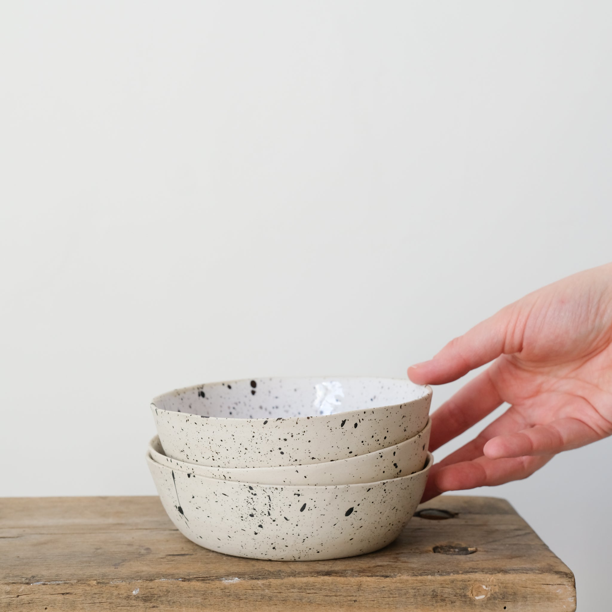 Assiette creuse milky de la designer d'objet Camille Esnée chez Brutal Ceramics