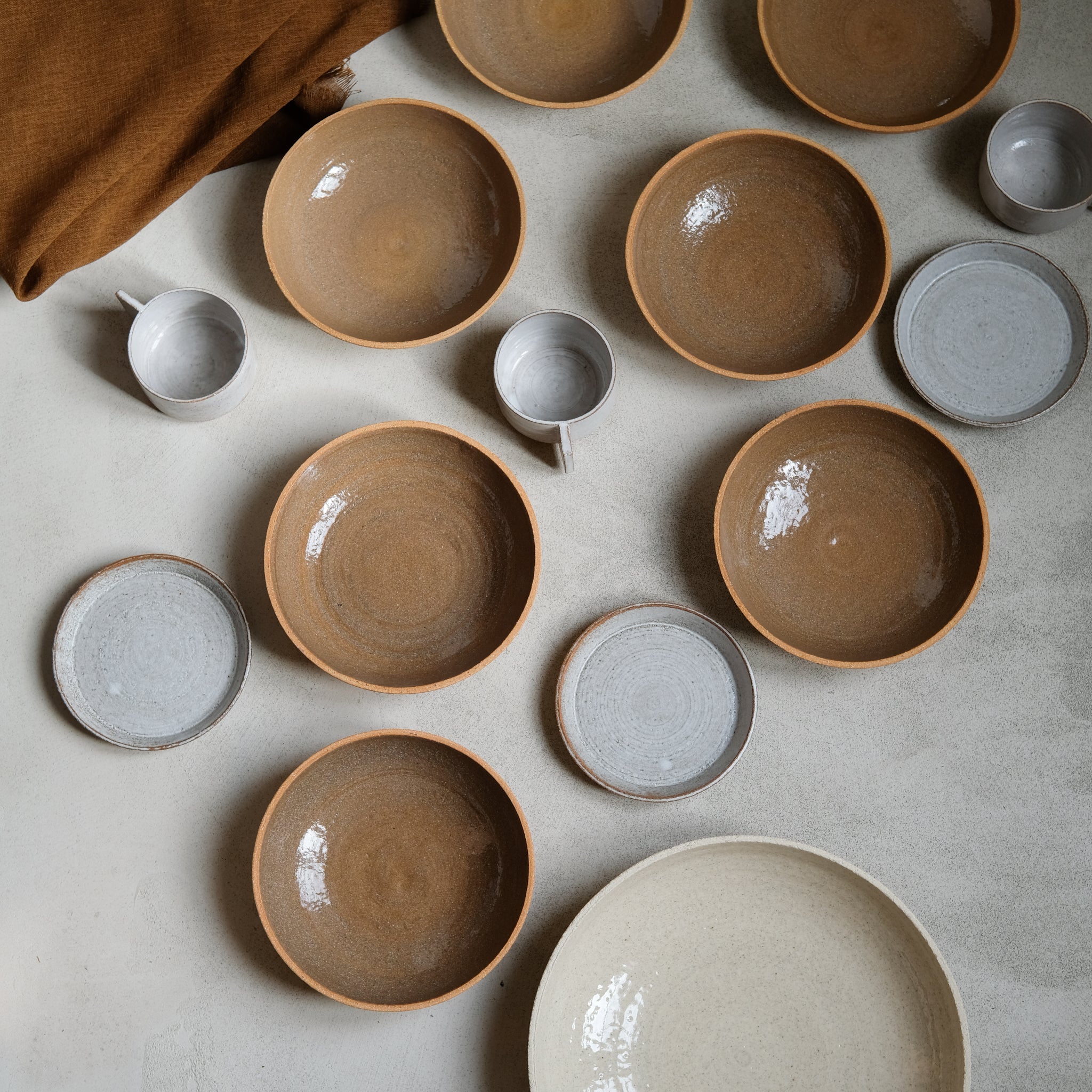 Tasse en grès roux chamotté par Studio Racines chez Brutal