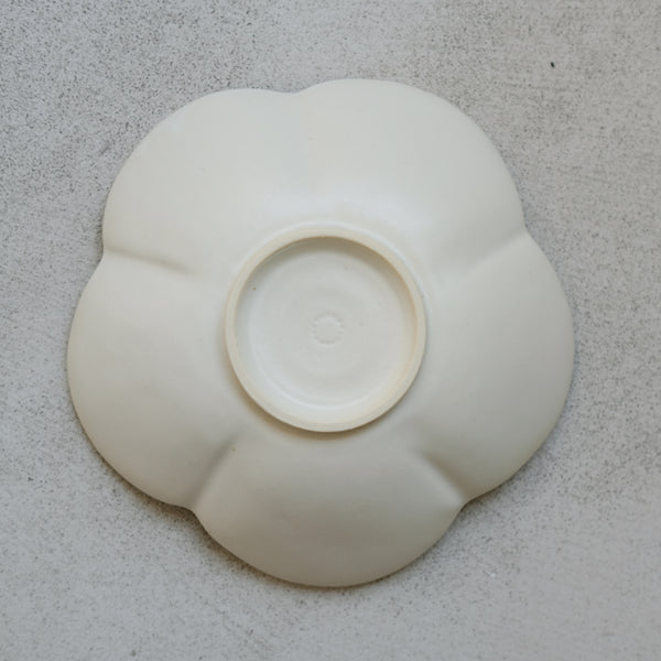Assiette Ume D 17cm / Beige par Yoshida Pottery chez Brutal Ceramics