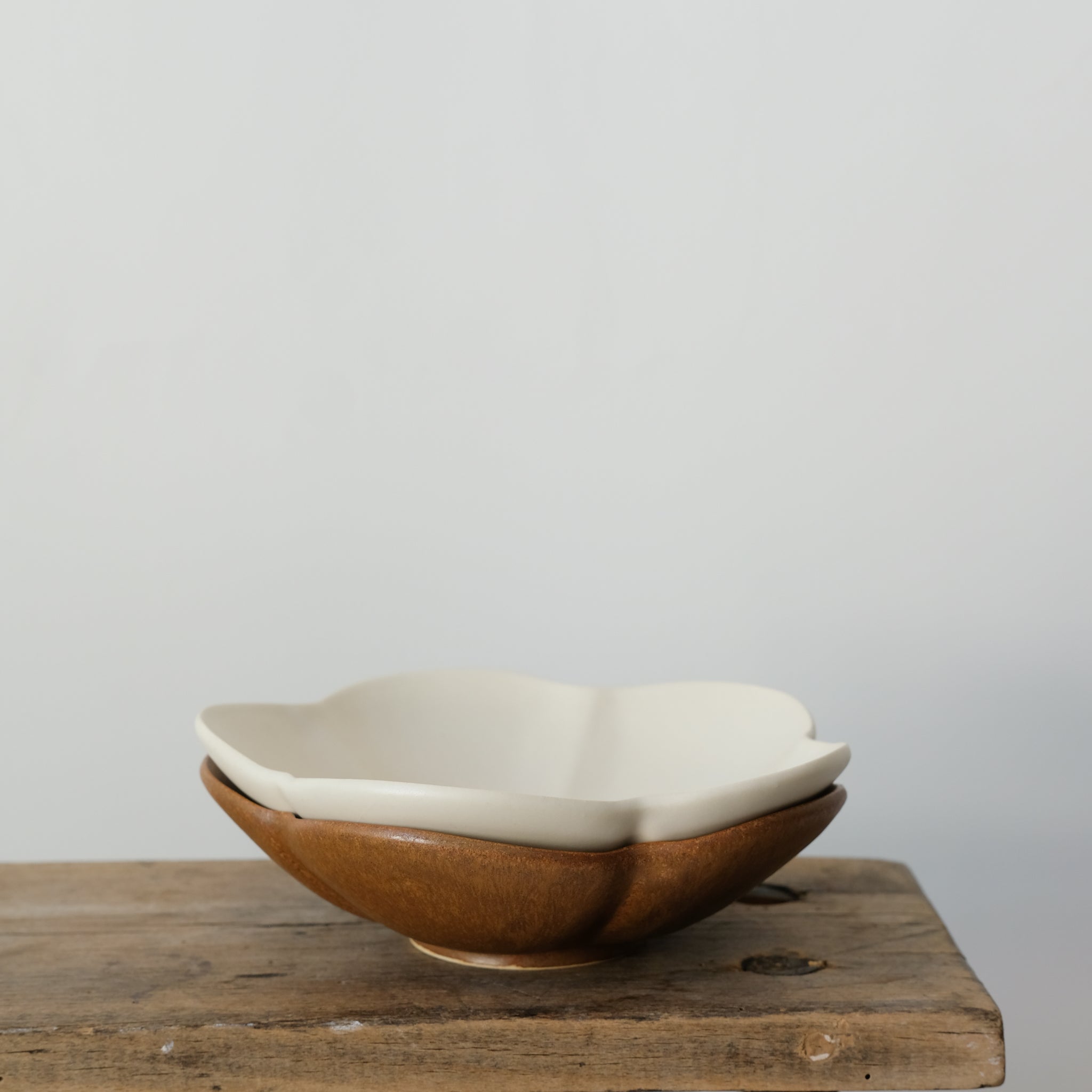 Assiette Ume D 17cm / Beige par Yoshida Pottery chez Brutal Ceramics