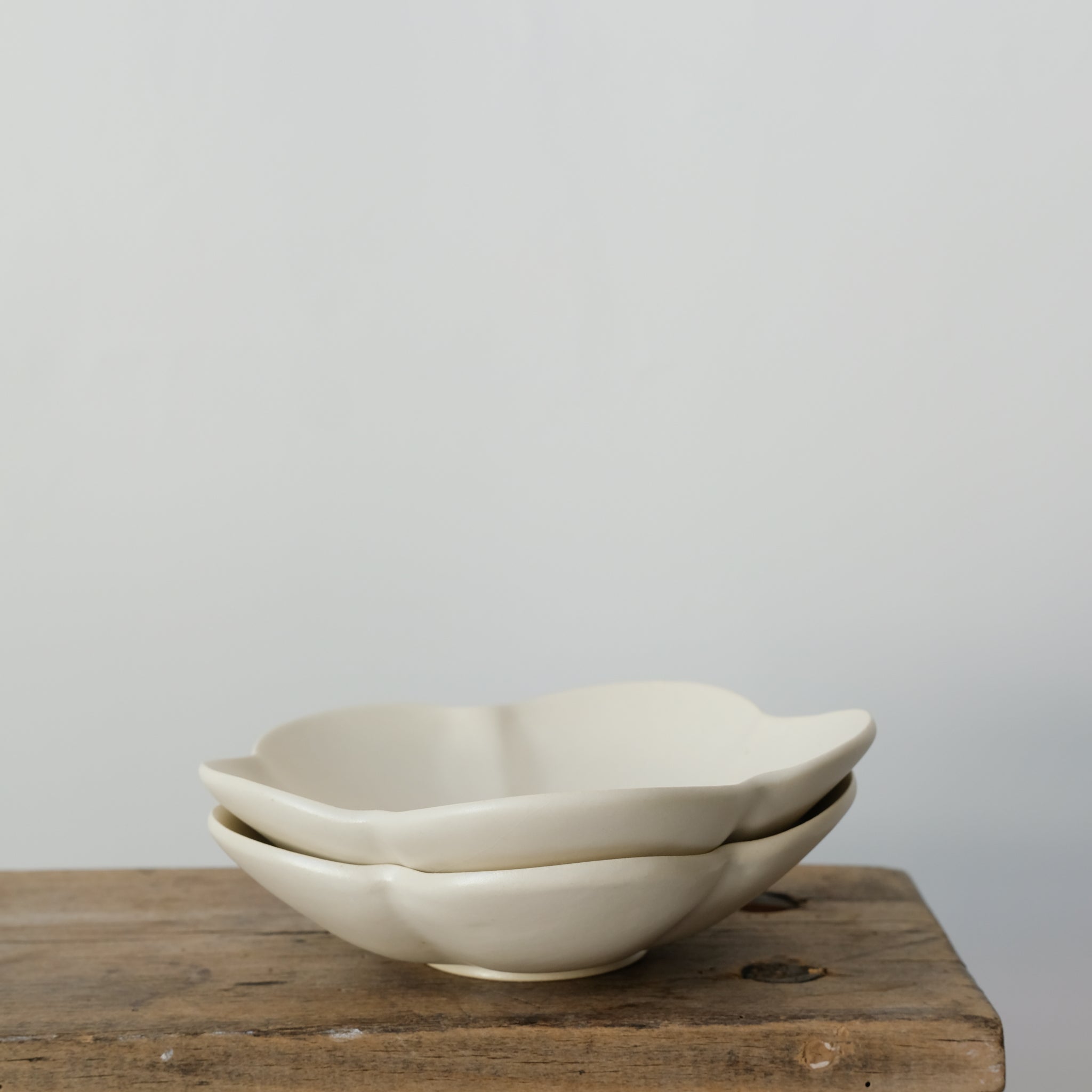 Assiette Ume D 17cm / Beige par Yoshida Pottery chez Brutal Ceramics