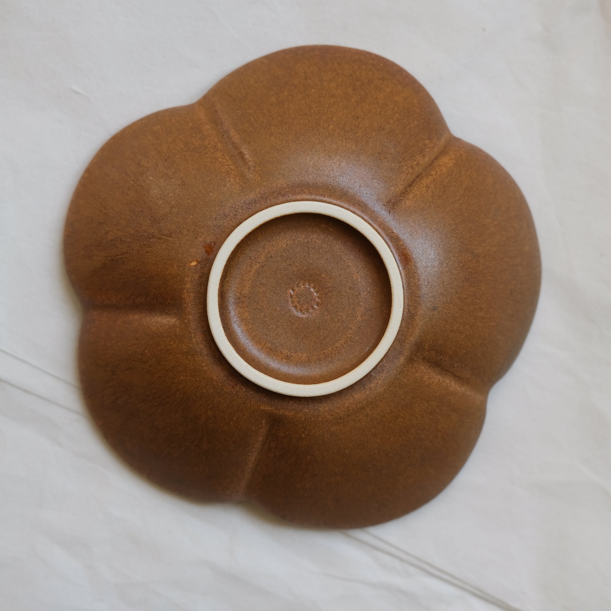 Assiette Ume D 17cm / Marron par Yoshida Pottery chez Brutal Ceramics
