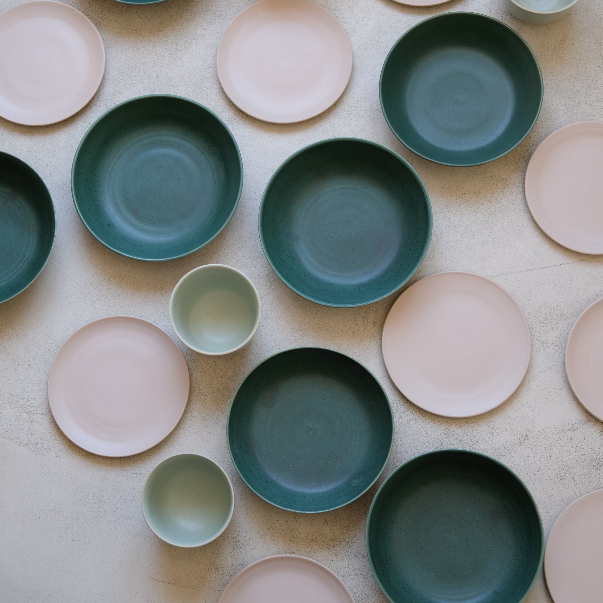 Assiette en grès rose d'Arielle de Gasquet pour Brutal Ceramics