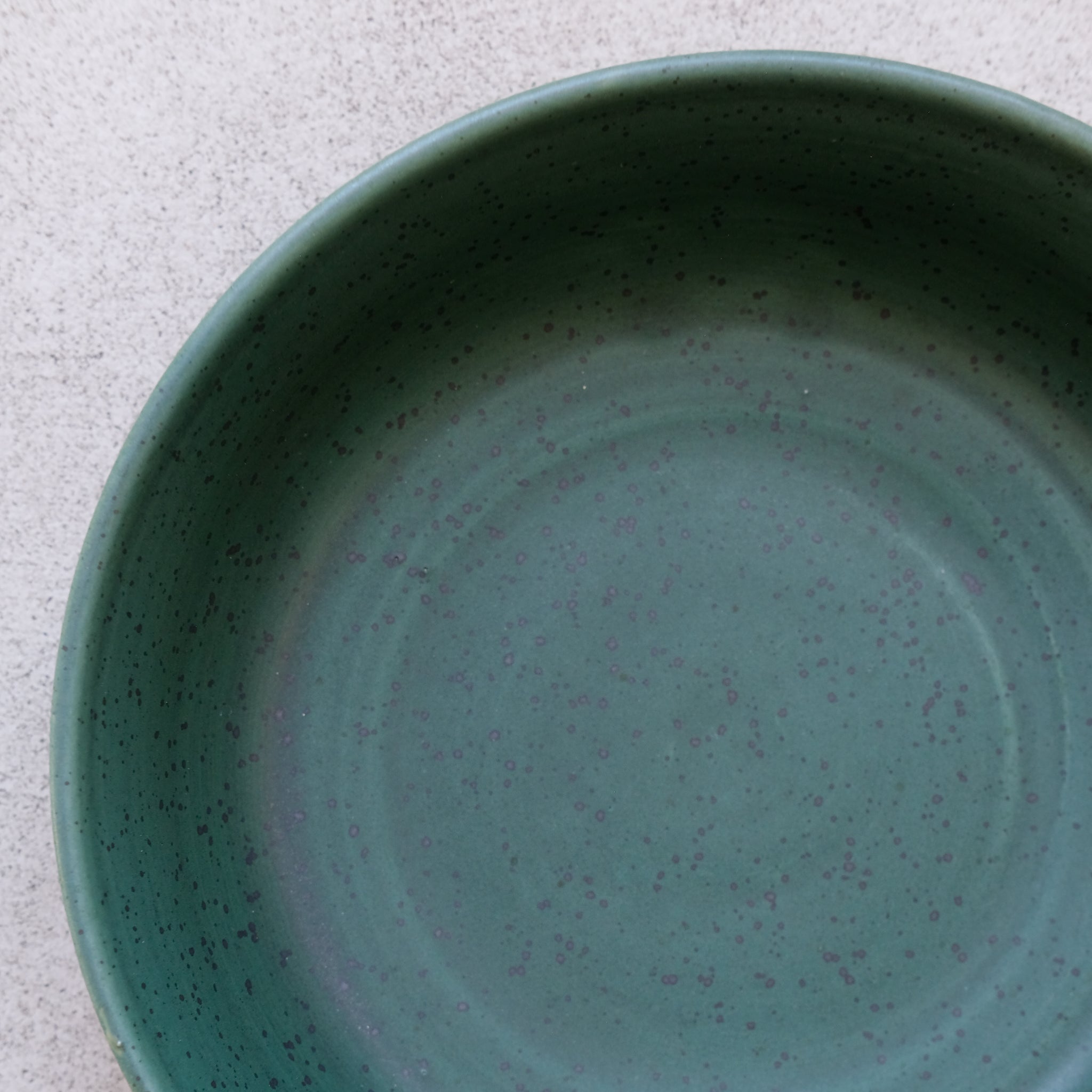 Assiette creuse d'Arielle de Gasquet pour Brutal Ceramics