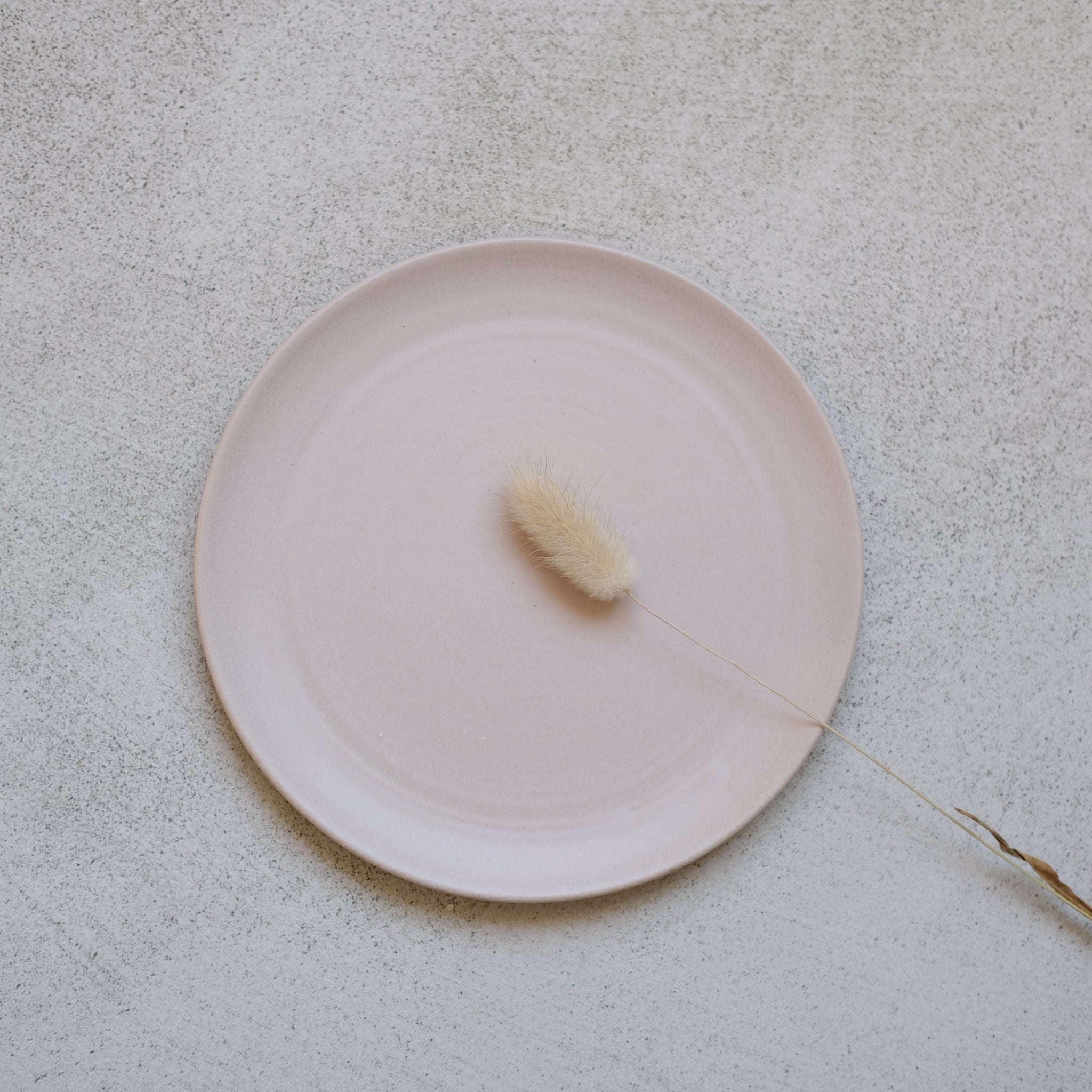 Assiette en grès rose d'Arielle de Gasquet pour Brutal Ceramics