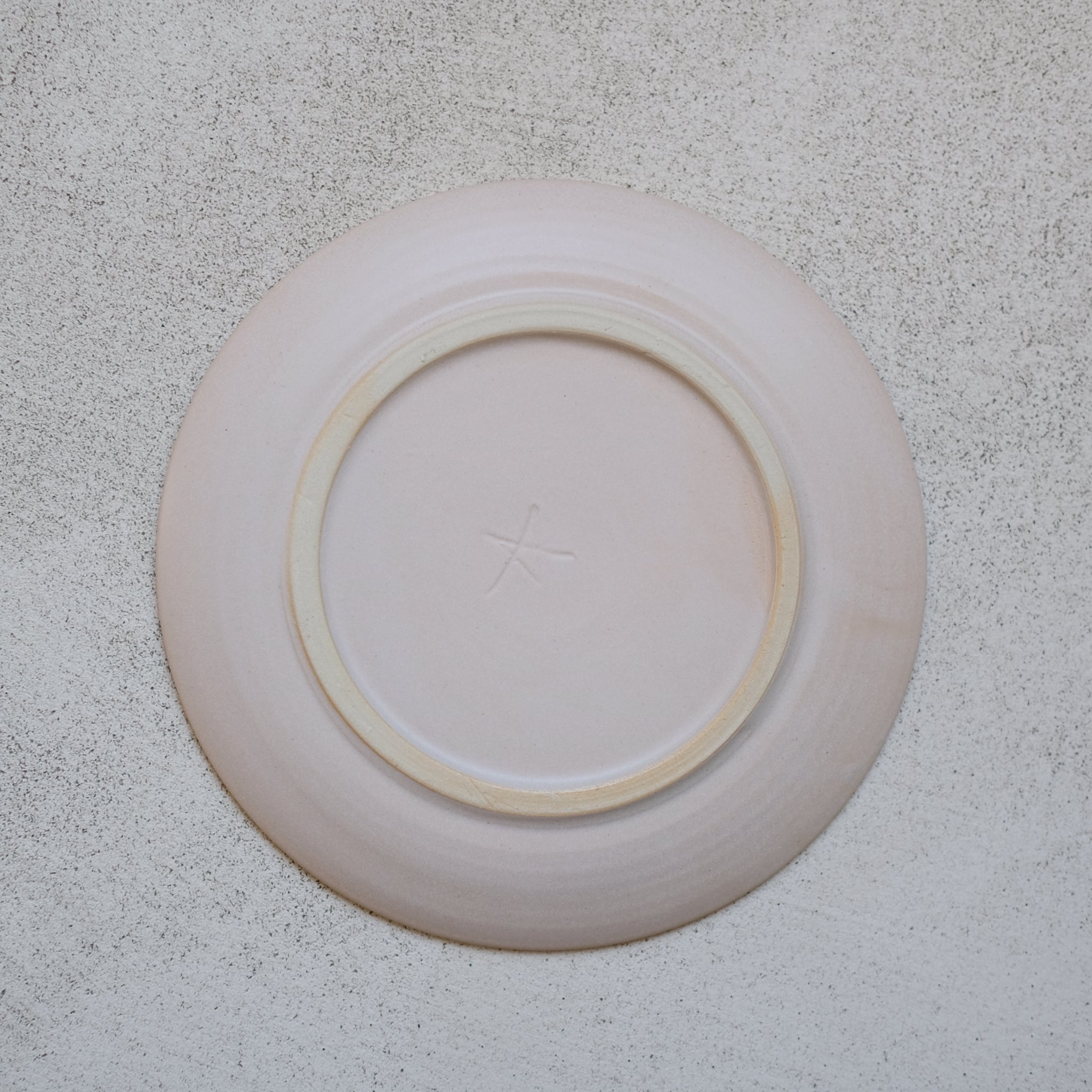 Assiette en grès rose d'Arielle de Gasquet pour Brutal Ceramics