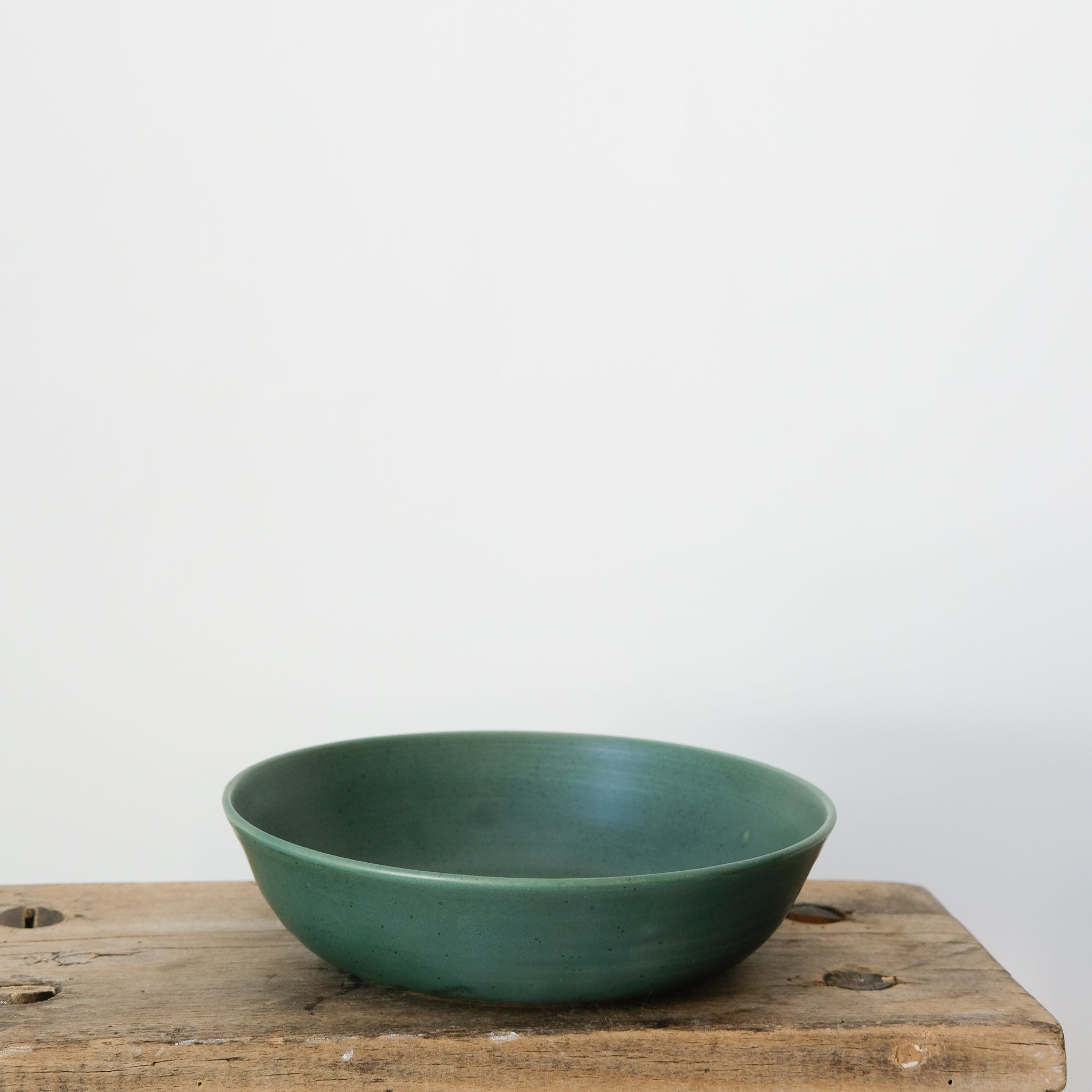 Assiette creuse d'Arielle de Gasquet pour Brutal Ceramics