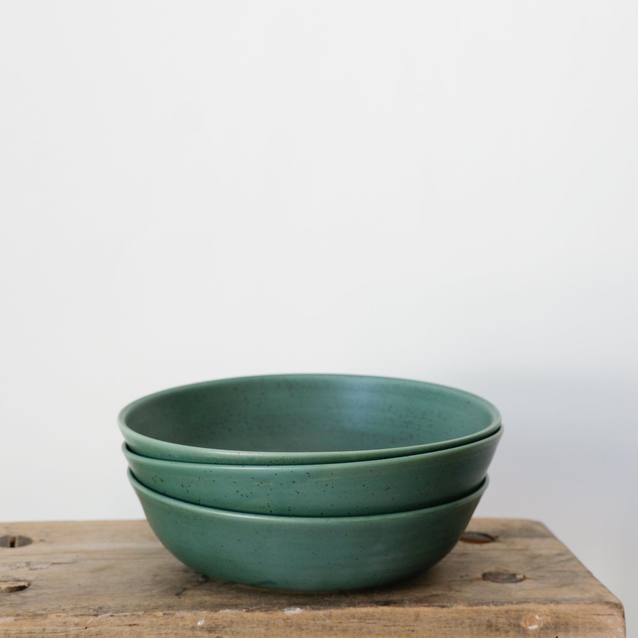 Assiette creuse d'Arielle de Gasquet pour Brutal Ceramics