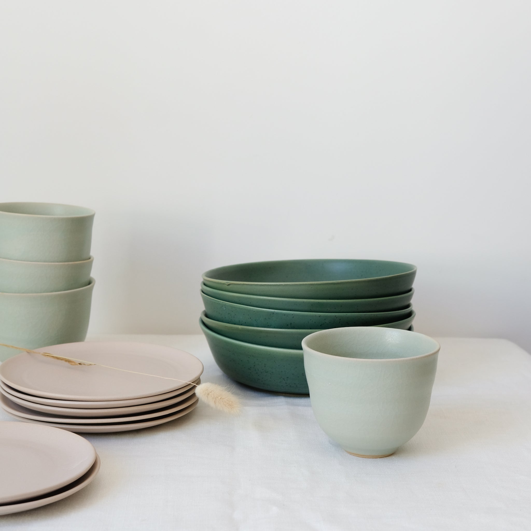 Assiette creuse d'Arielle de Gasquet pour Brutal Ceramics