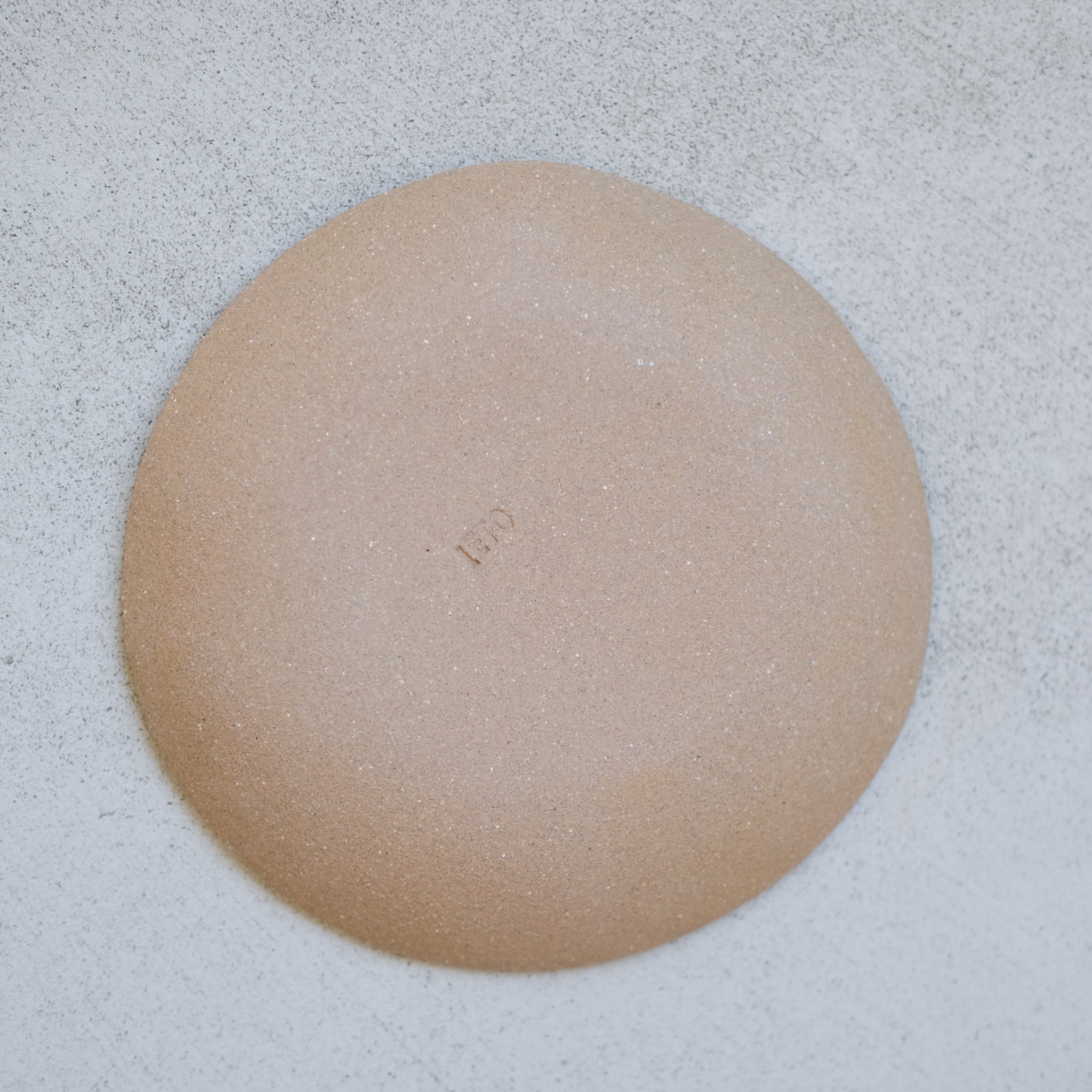 Assiette creuse en grès jaune ocre par Atelier Leto chez Brutal