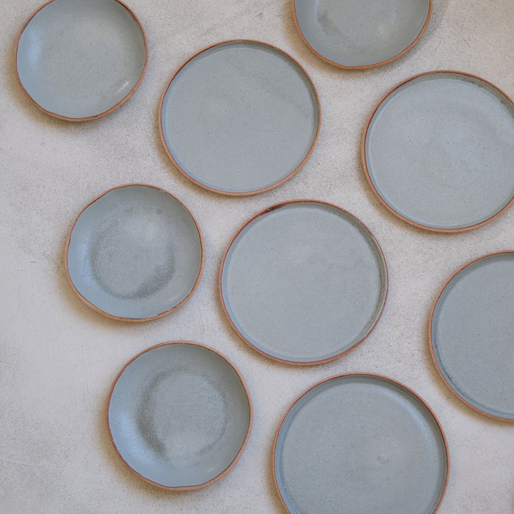 Assiette creuse en grès gris bleu par Atelier Leto chez Brutal