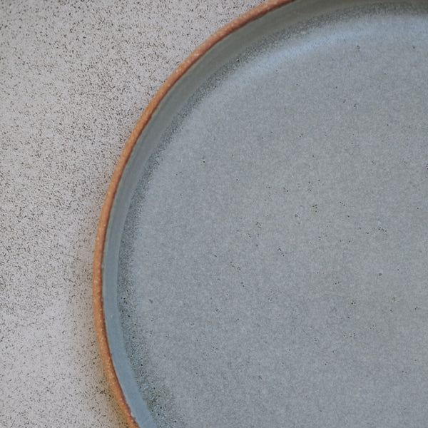 Assiette en grès gris bleu par Atelier Leto chez Brutal Ceramics