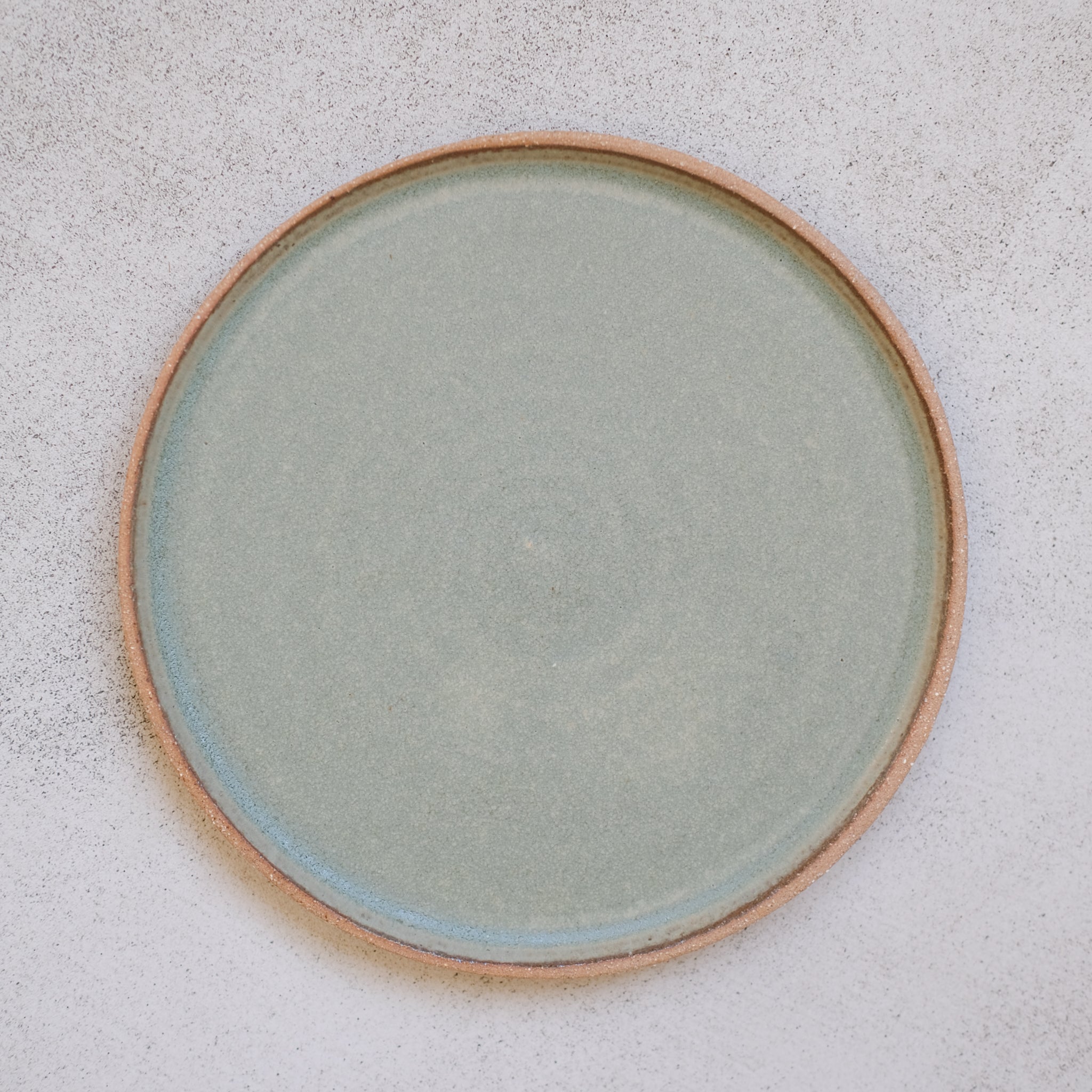 Assiette en grès vert sauge par Atelier Leto chez Brutal Ceramics