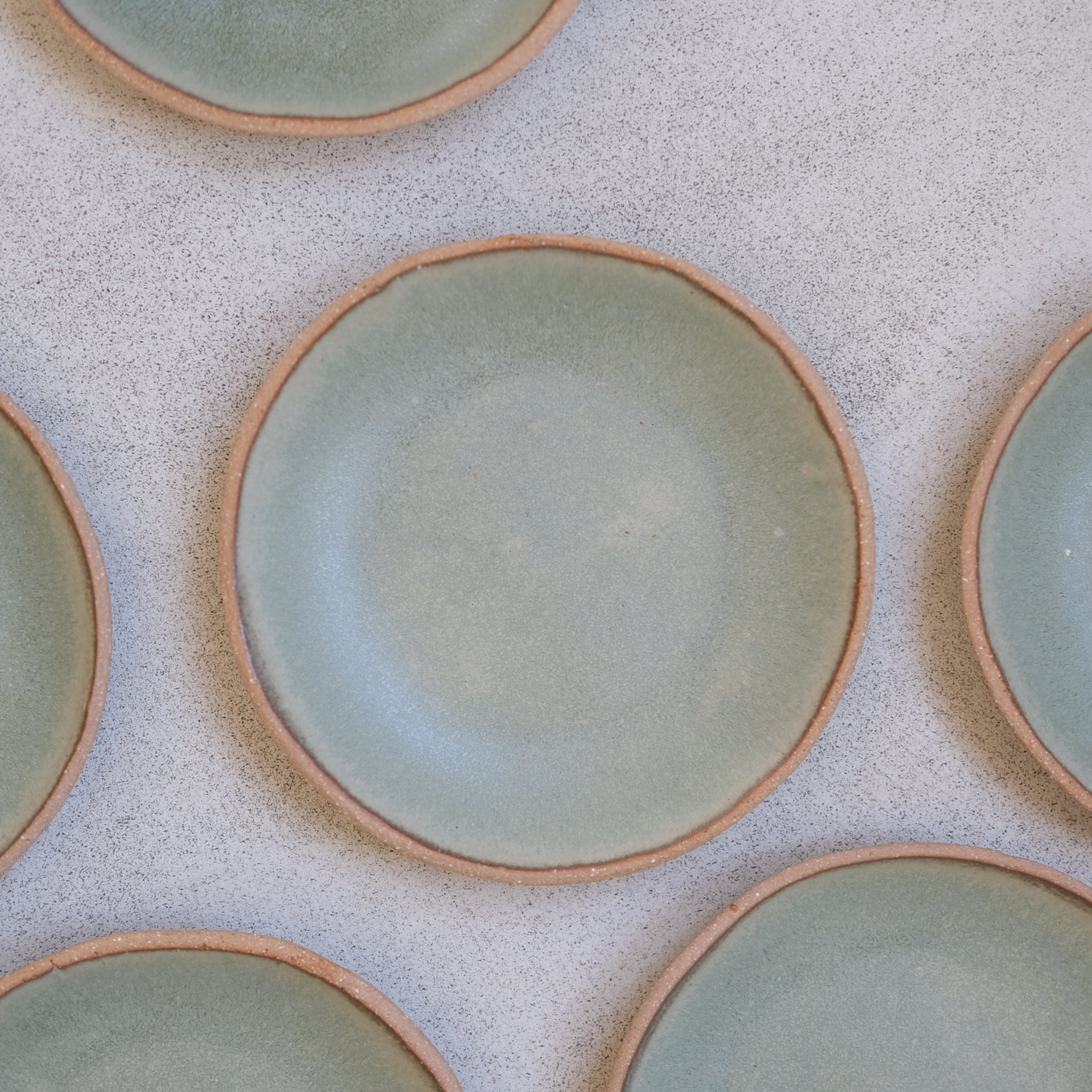 Assiette creuse en grès vert sauge par Atelier Leto chez Brutal