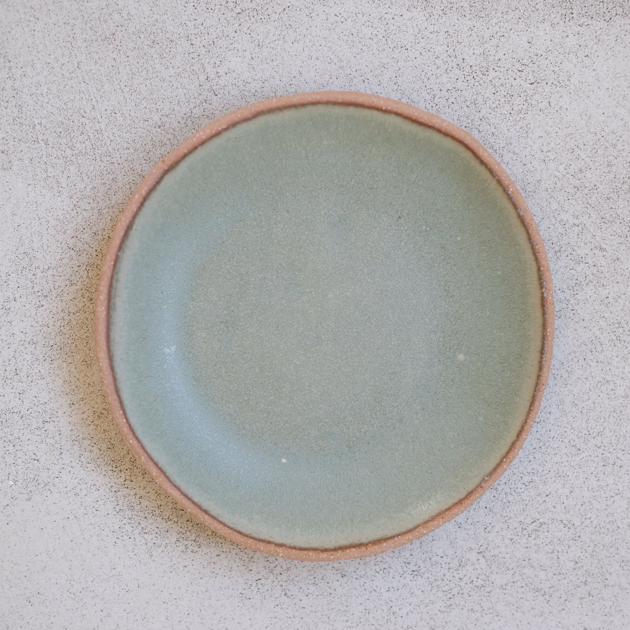 Assiette creuse en grès vert sauge par Atelier Leto chez Brutal