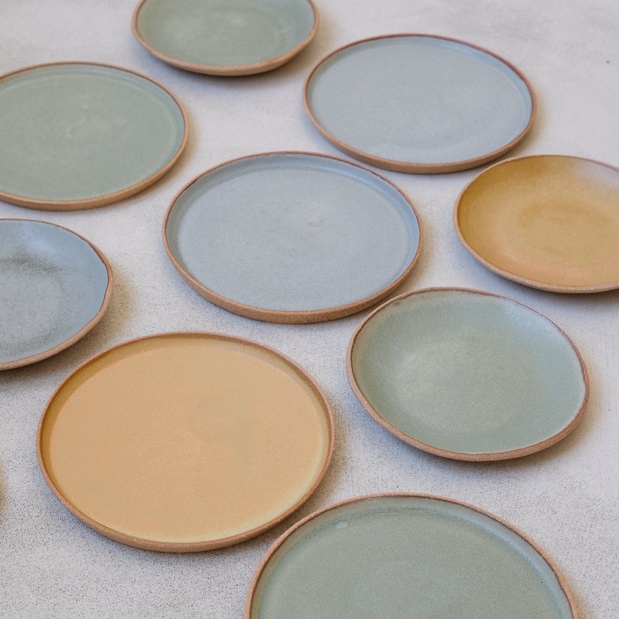 Assiette creuse en grès jaune ocre par Atelier Leto chez Brutal