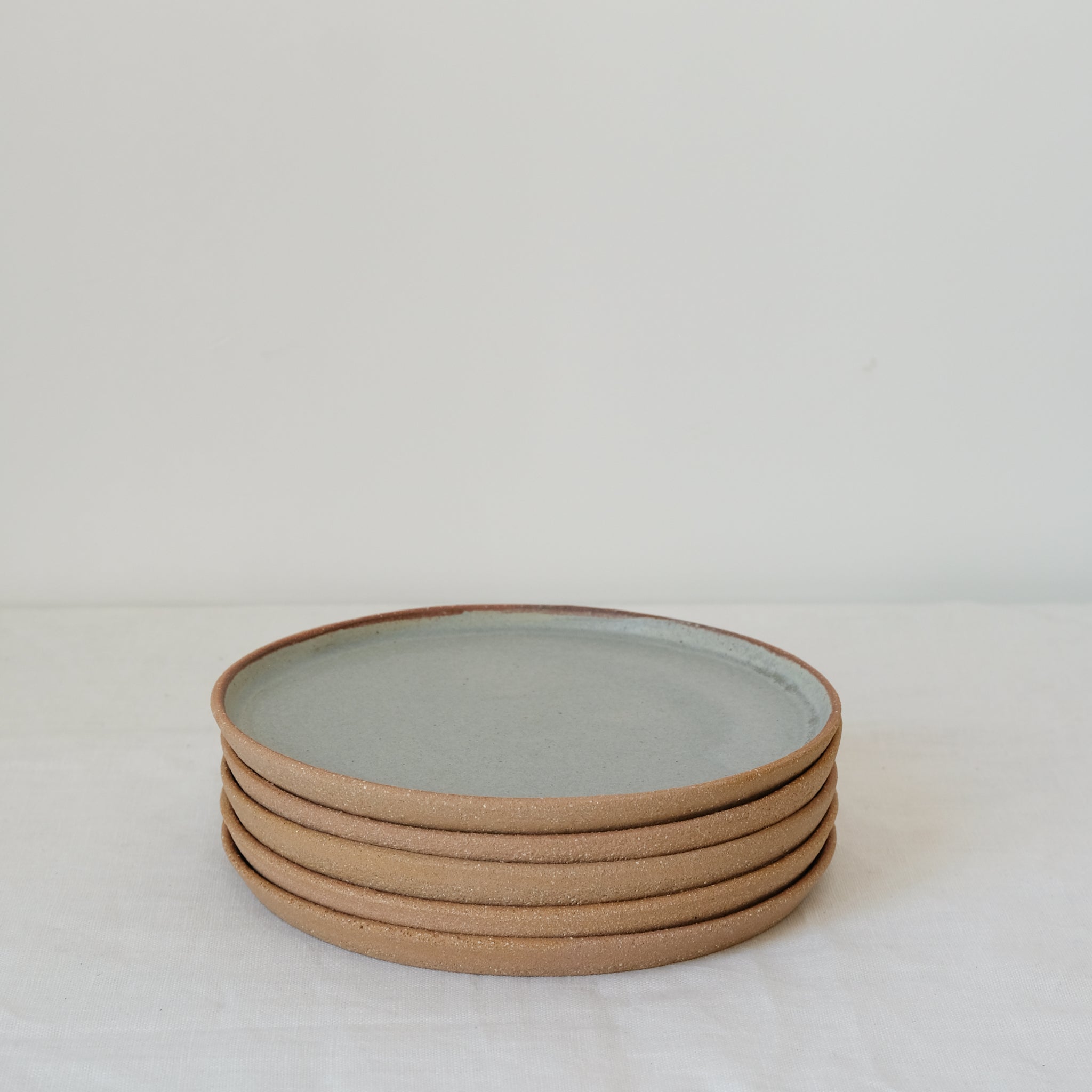 Assiette en grès gris bleu par Atelier Leto chez Brutal Ceramics