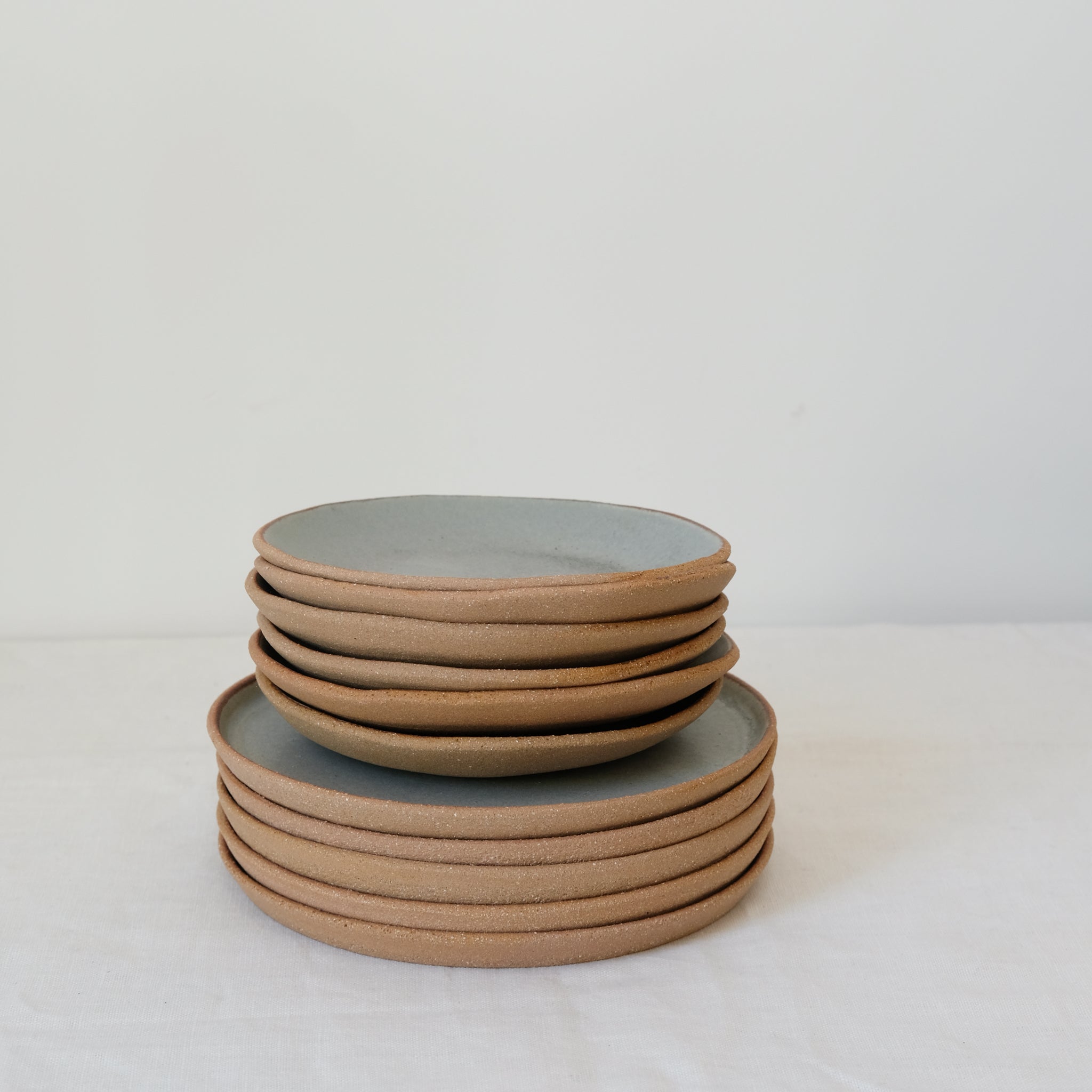 Assiette en grès gris bleu par Atelier Leto chez Brutal Ceramics