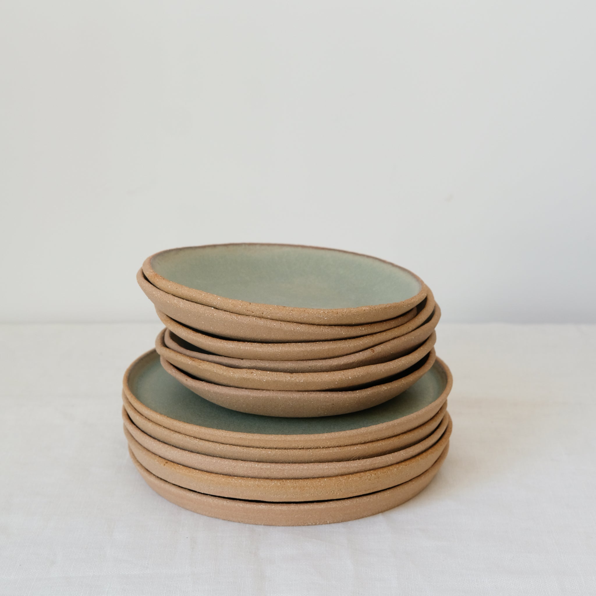 Assiette creuse en grès vert sauge par Atelier Leto chez Brutal