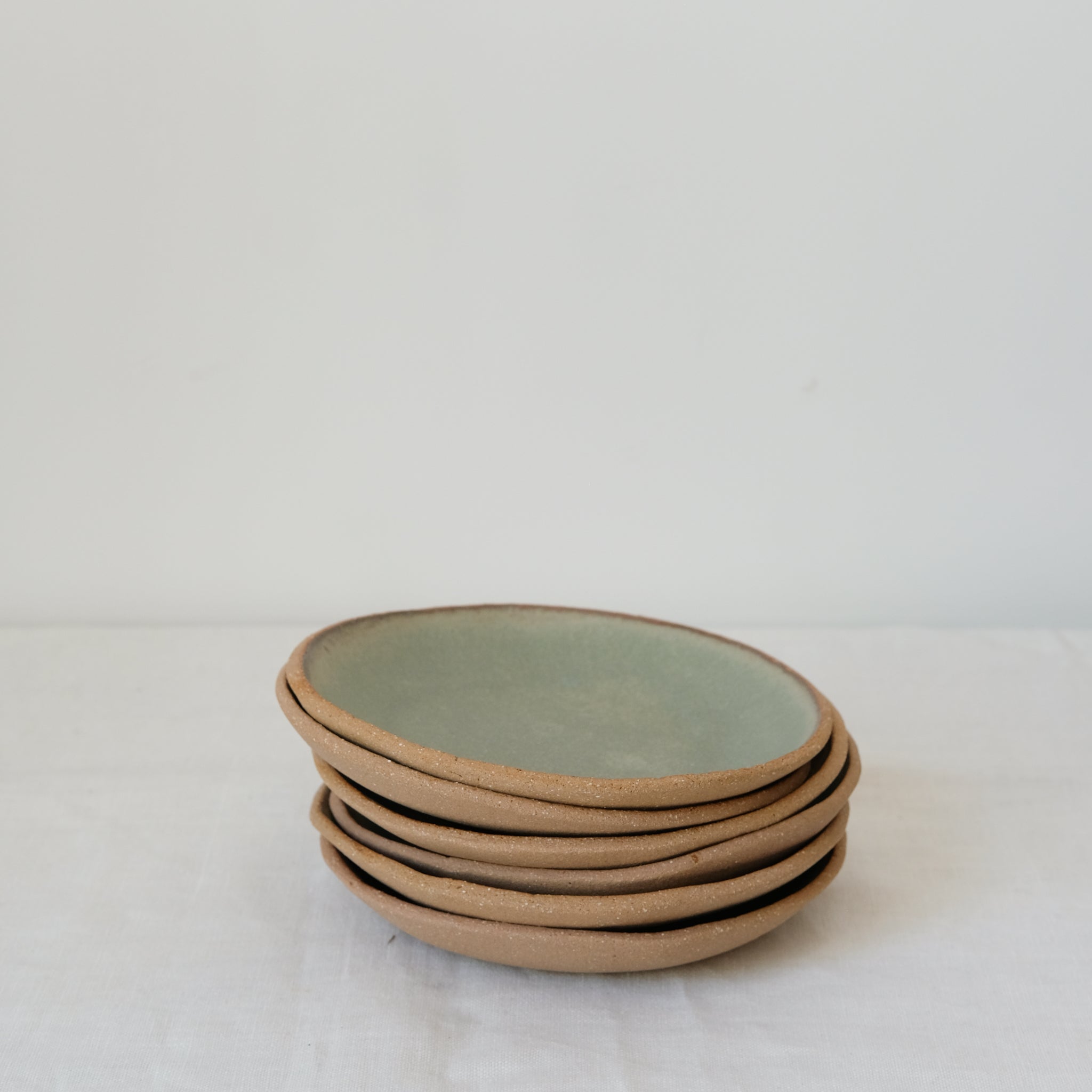 Assiette creuse en grès vert sauge par Atelier Leto chez Brutal